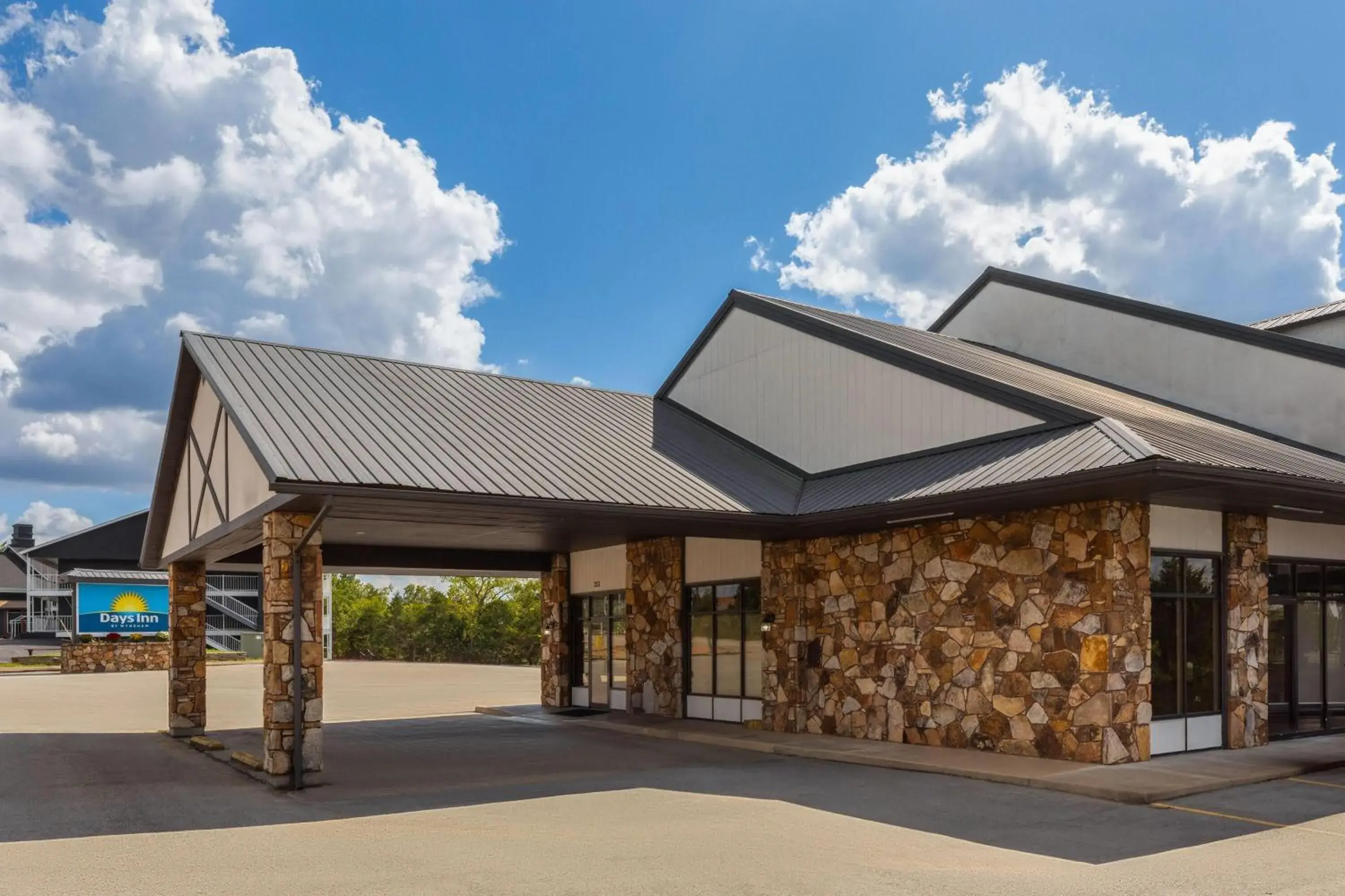 Property building in Days Inn by Wyndham Branson Ozarks Property building in Days Inn by Wyndham Branson Ozarks