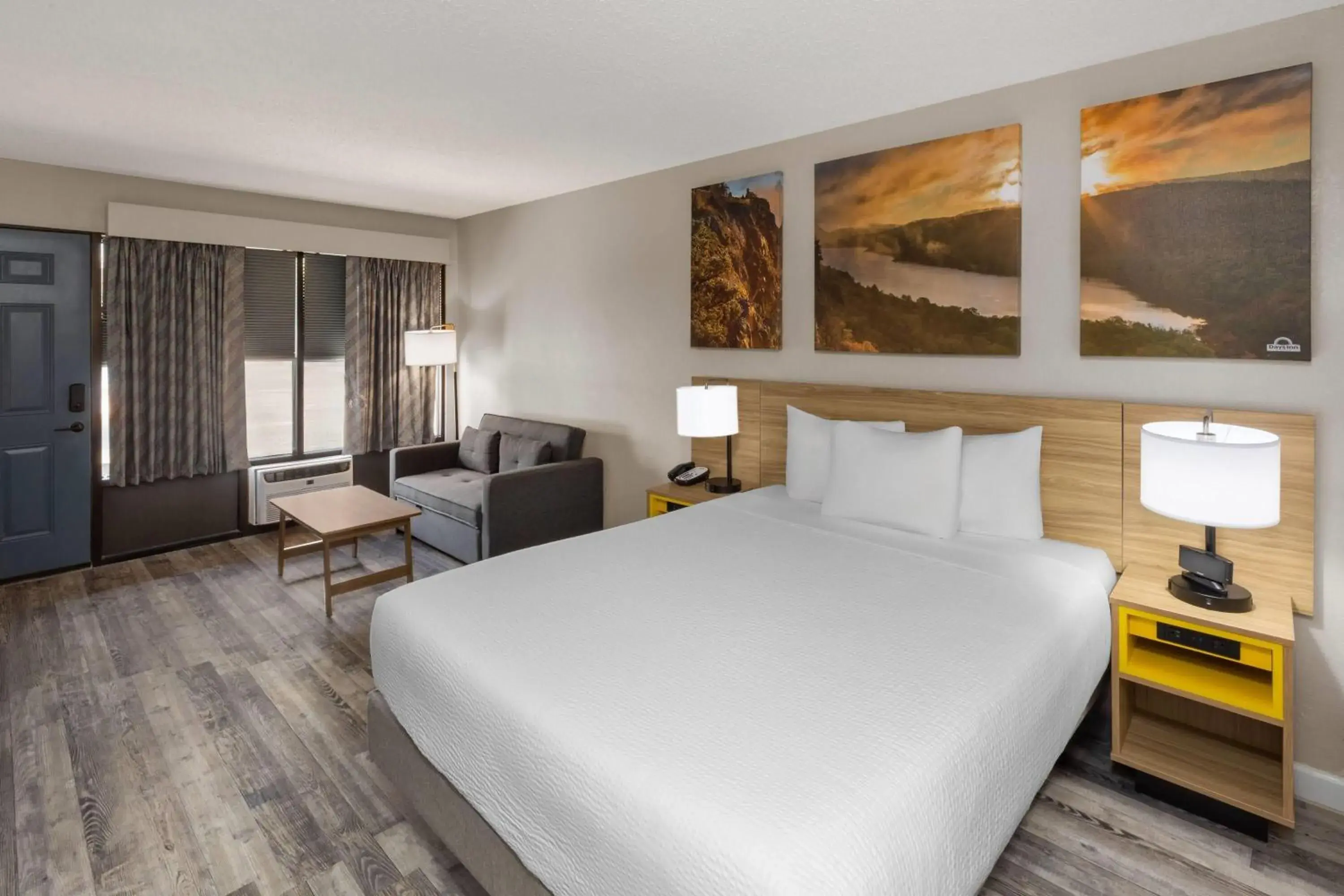 Photo of the whole room, Bed in Days Inn by Wyndham Branson Ozarks Photo of the whole room, Bed in Days Inn by Wyndham Branson Ozarks