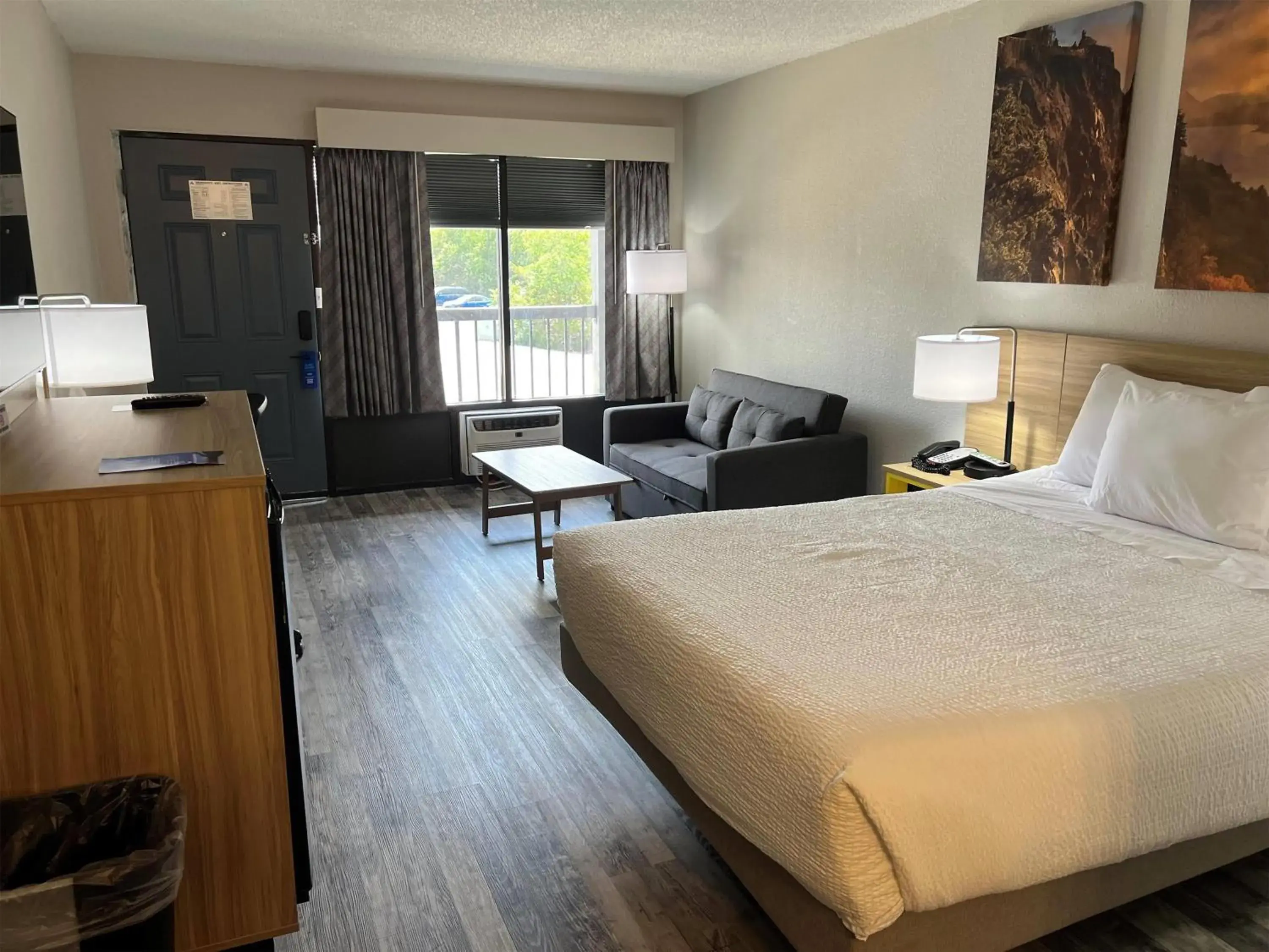 Photo of the whole room, Bed in Days Inn by Wyndham Branson Ozarks Photo of the whole room, Bed in Days Inn by Wyndham Branson Ozarks