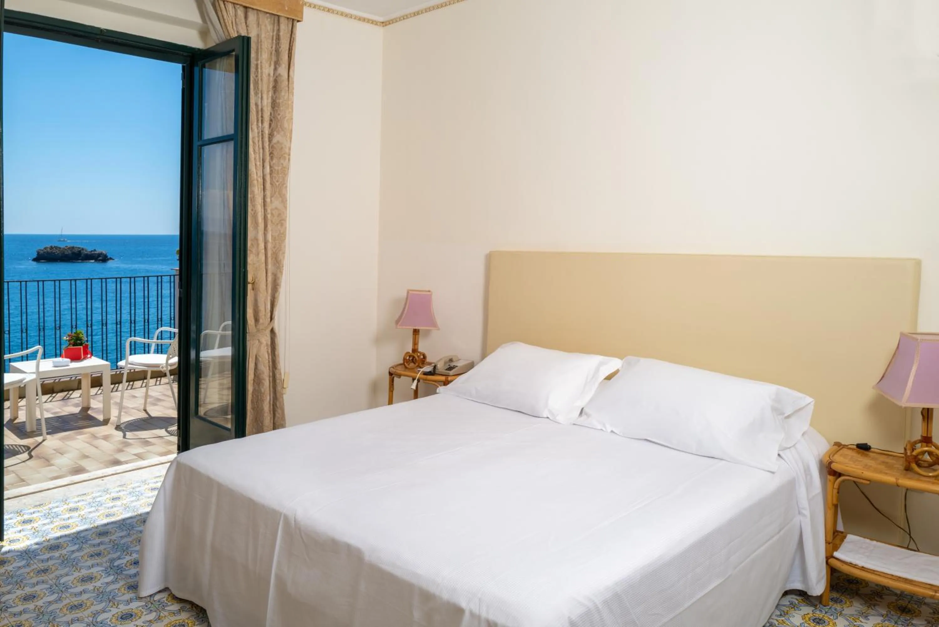 Balcony/Terrace, Bed in Hotel Lido Mediterranee