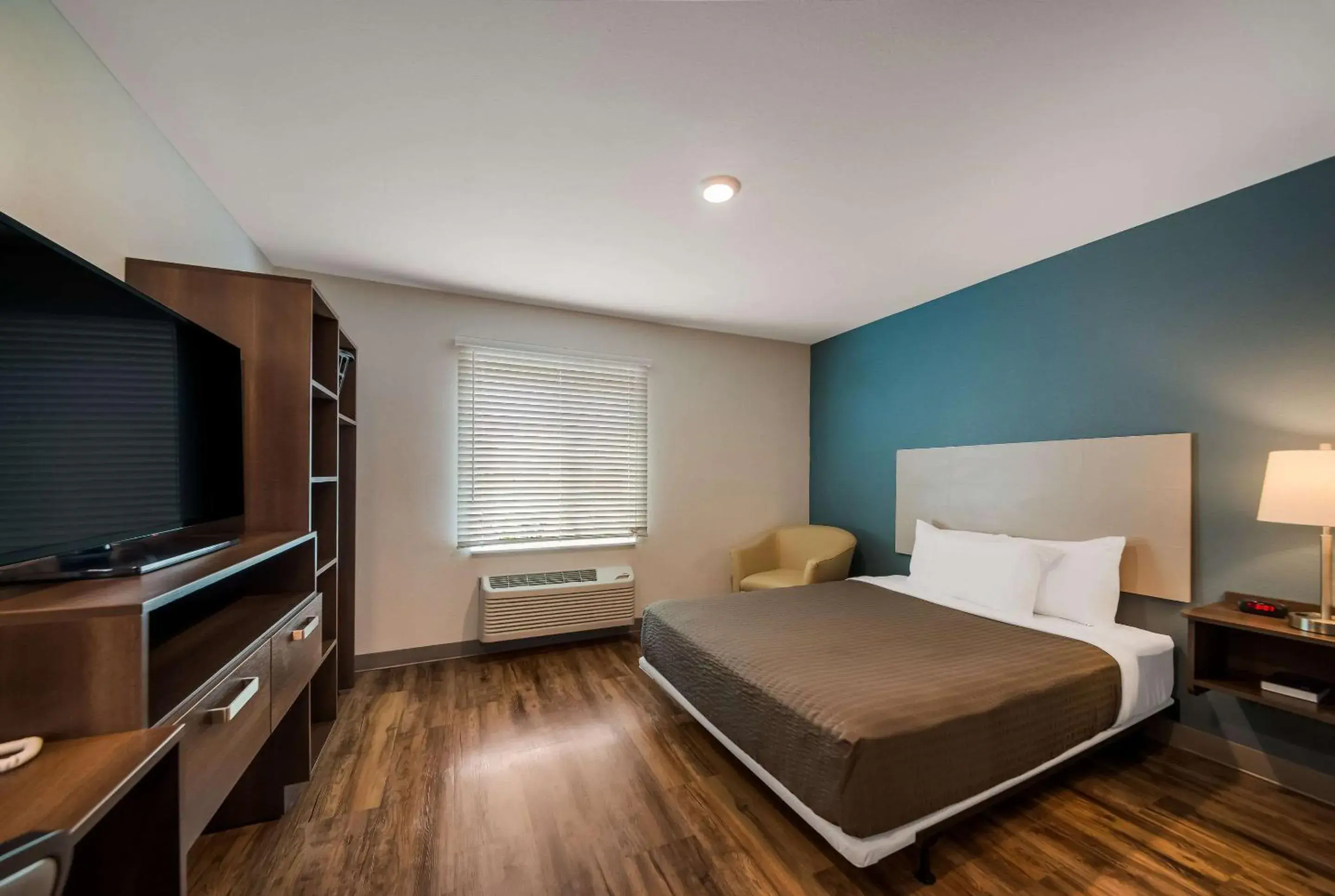 Queen Room with Roll-In Shower - Disability Access/Non Smoking in WoodSpring Suites Inverness Queen Room with Roll-In Shower - Disability Access/Non Smoking in WoodSpring Suites Inverness