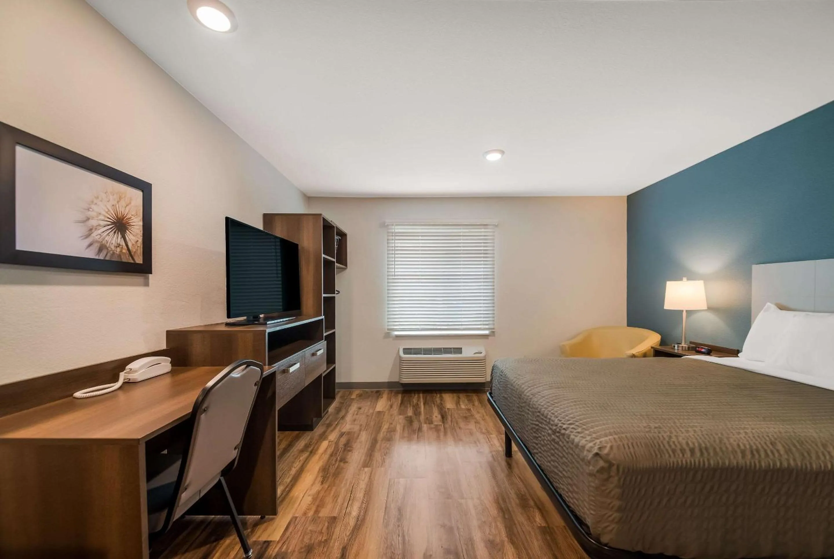 Bedroom, Bed in WoodSpring Suites Inverness