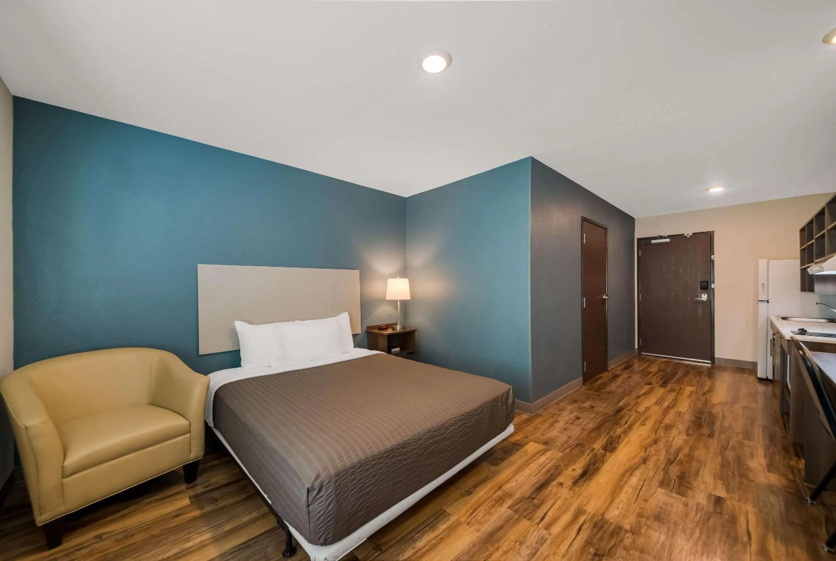 Bedroom, Bed in WoodSpring Suites Inverness