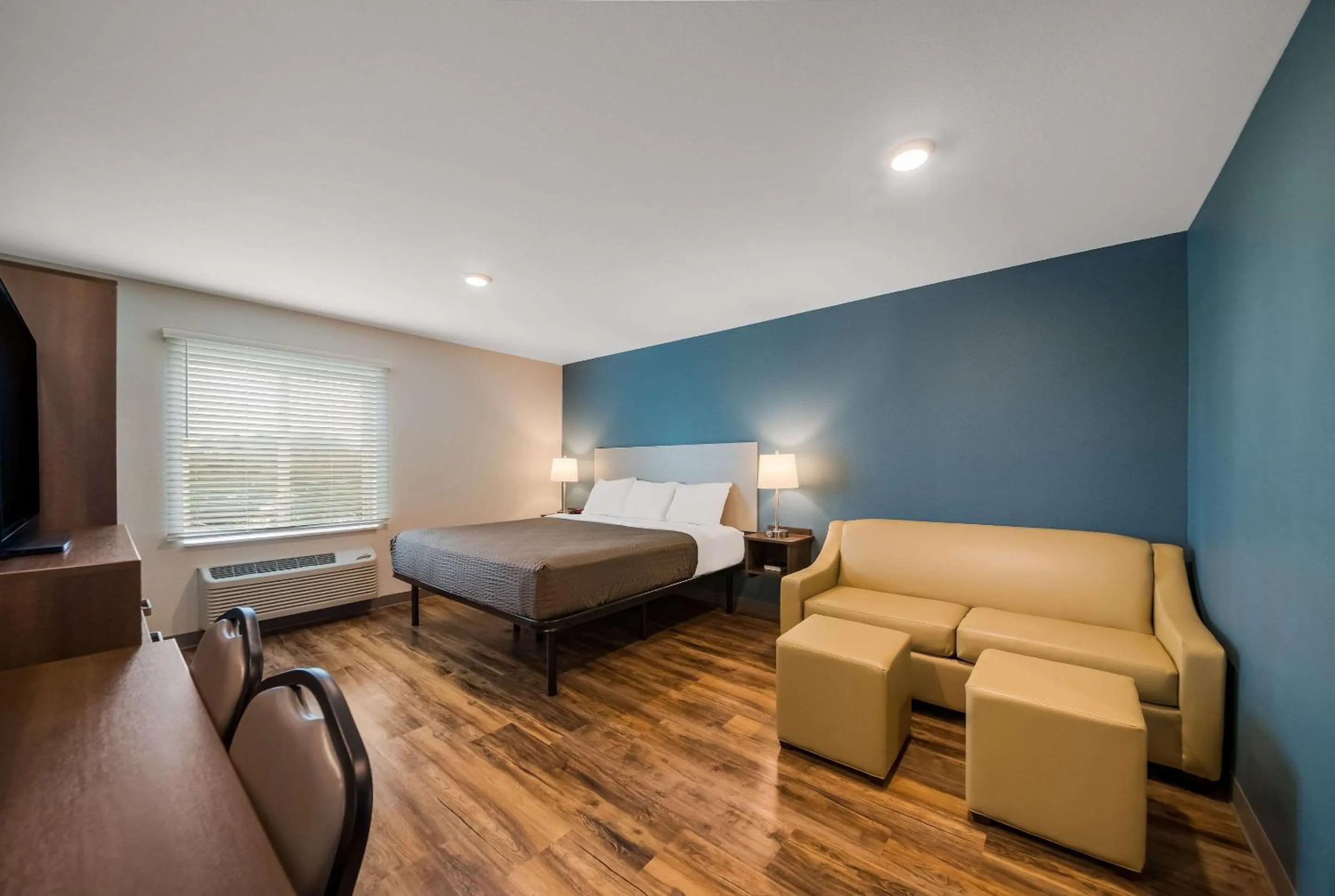 Bedroom, Bed in WoodSpring Suites Inverness