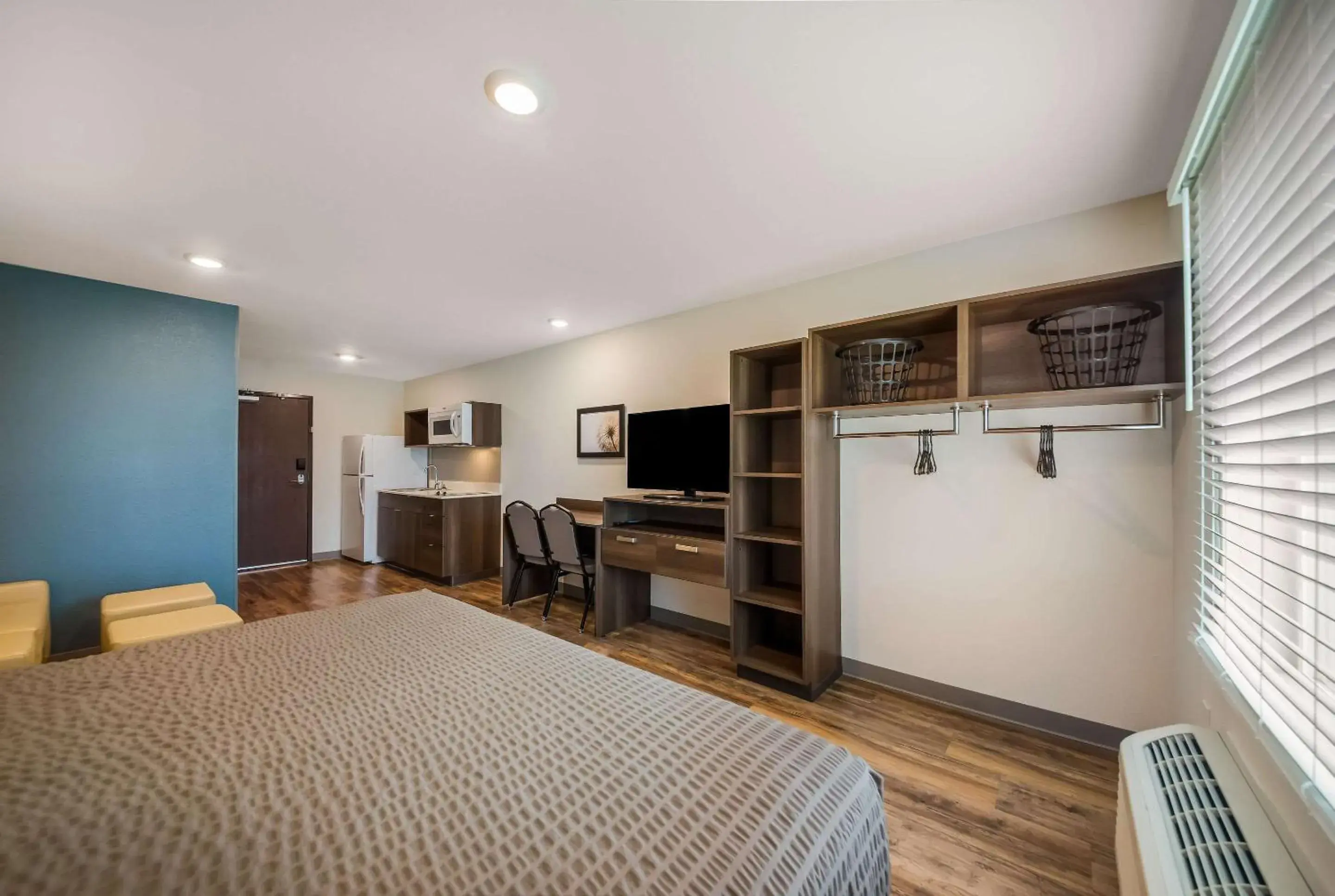 Queen Room with Roll-In Shower - Disability Access/Non Smoking in WoodSpring Suites Inverness Queen Room with Roll-In Shower - Disability Access/Non Smoking in WoodSpring Suites Inverness