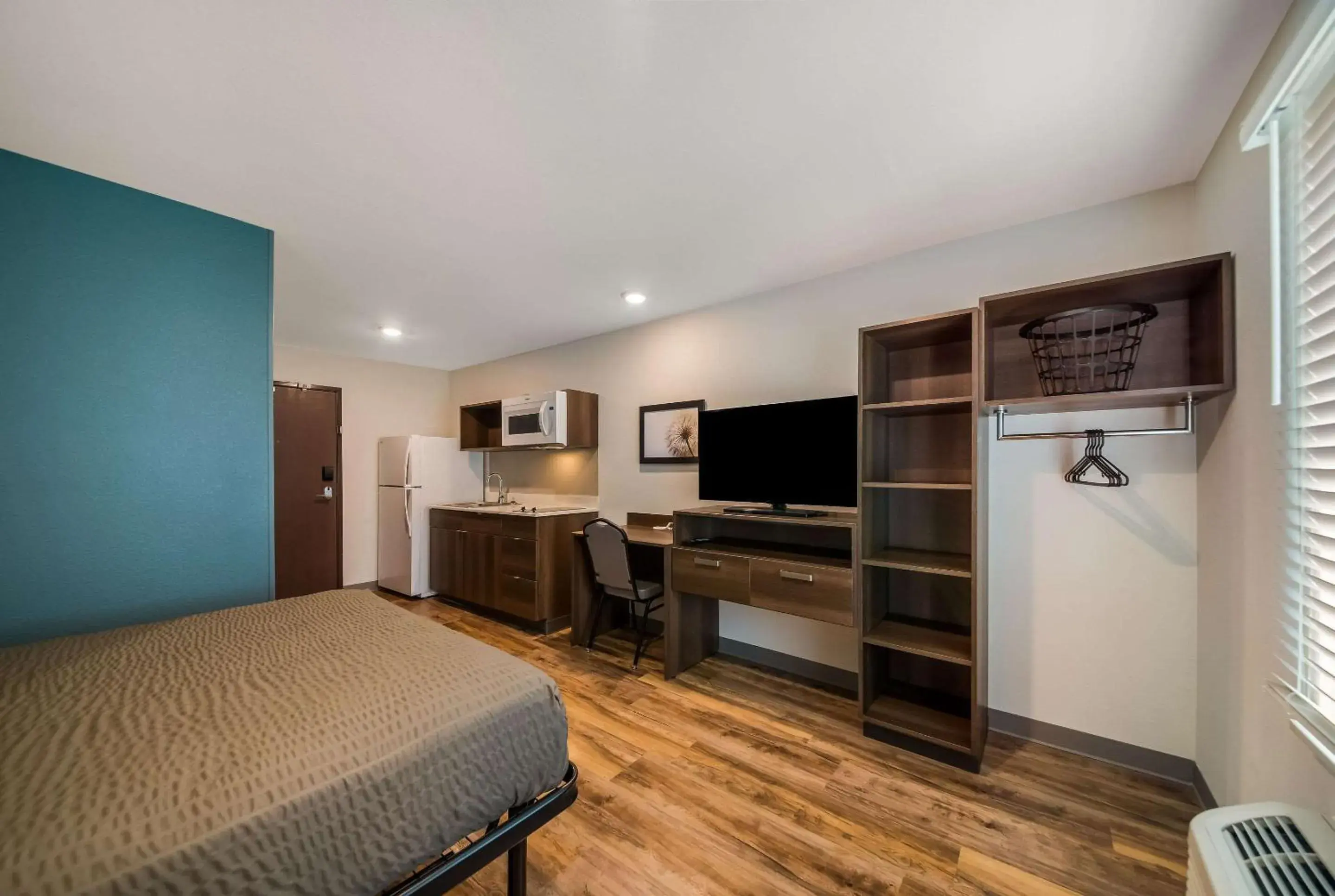 Queen Room with Roll-In Shower - Disability Access/Non Smoking in WoodSpring Suites Inverness Queen Room with Roll-In Shower - Disability Access/Non Smoking in WoodSpring Suites Inverness