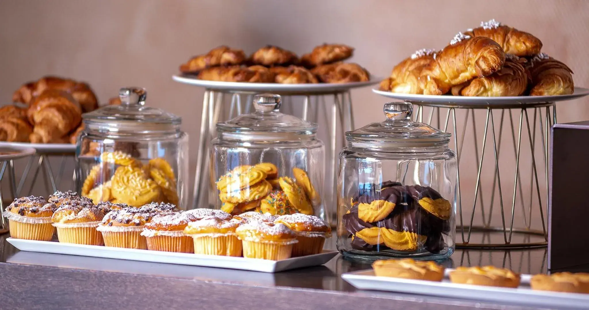 Continental breakfast, Food in Victoria Palace Hotel