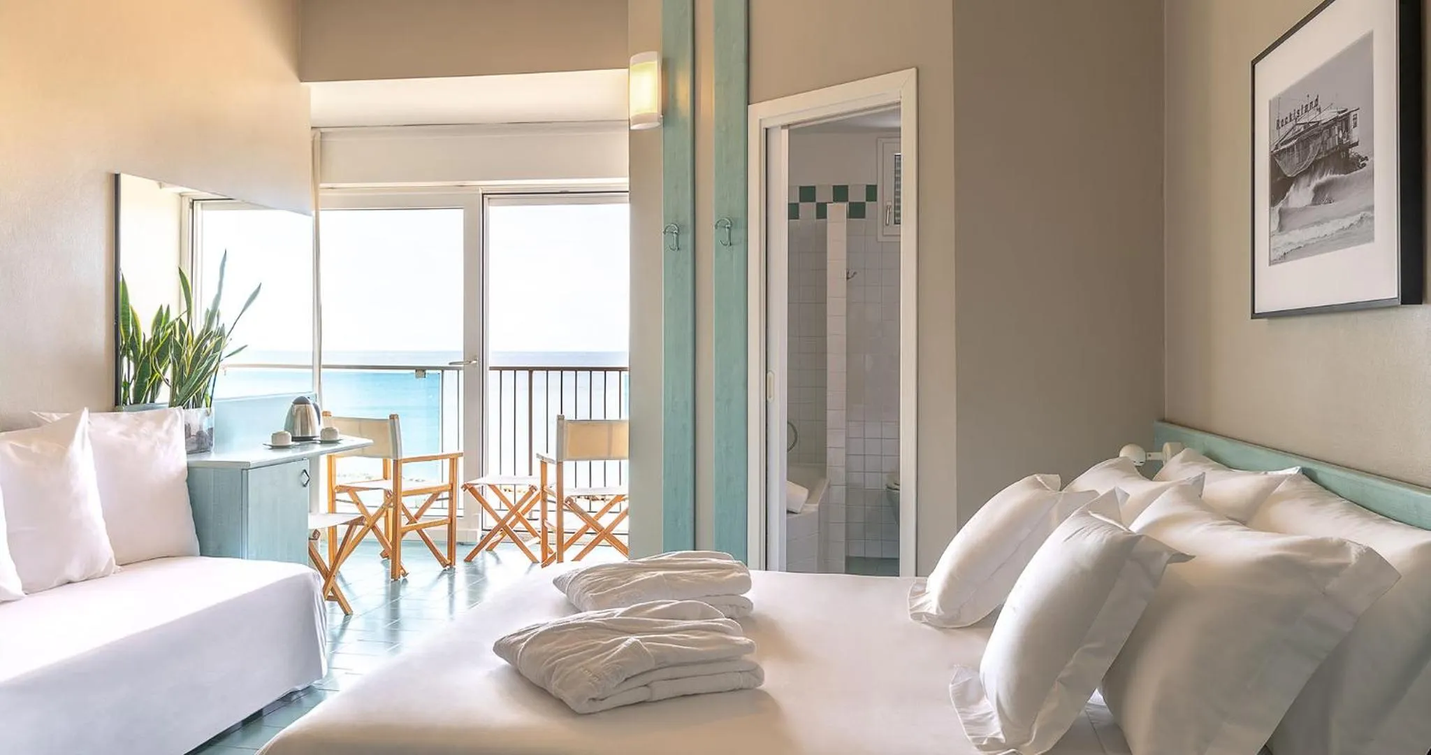 Bathroom, Bed in Victoria Palace Hotel