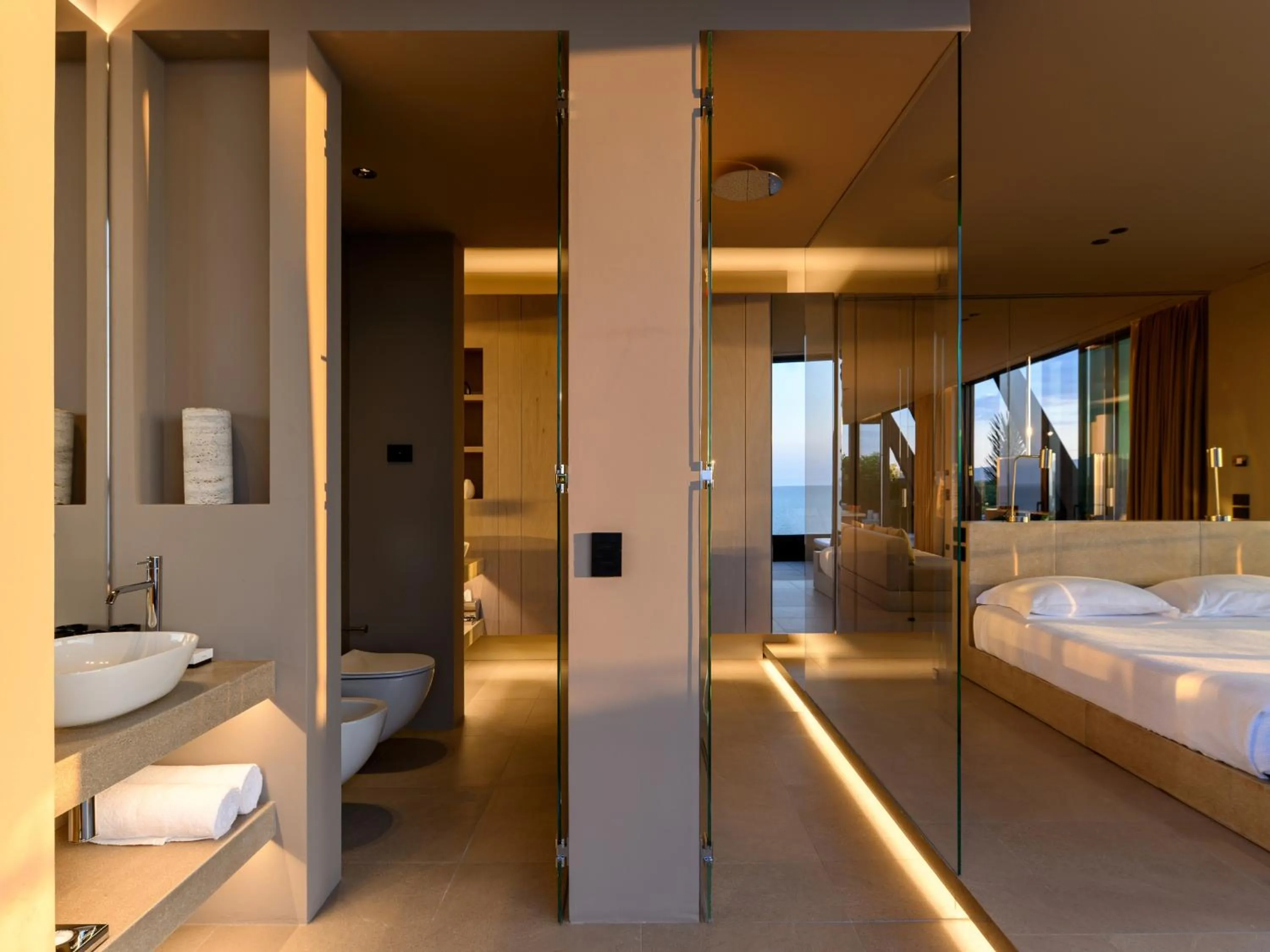 Summer, Bed in Victoria Palace Hotel