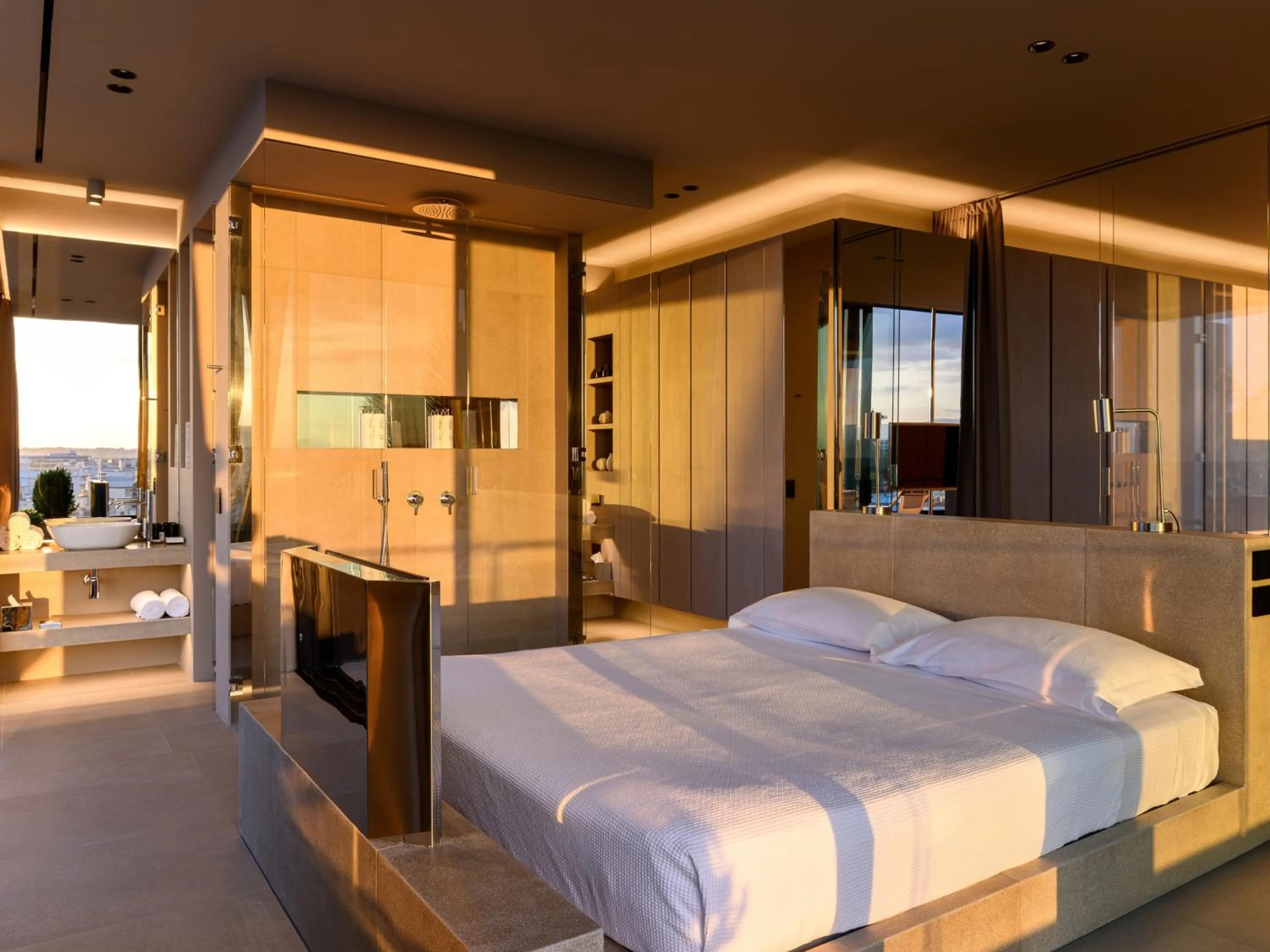 Summer, Bed in Victoria Palace Hotel