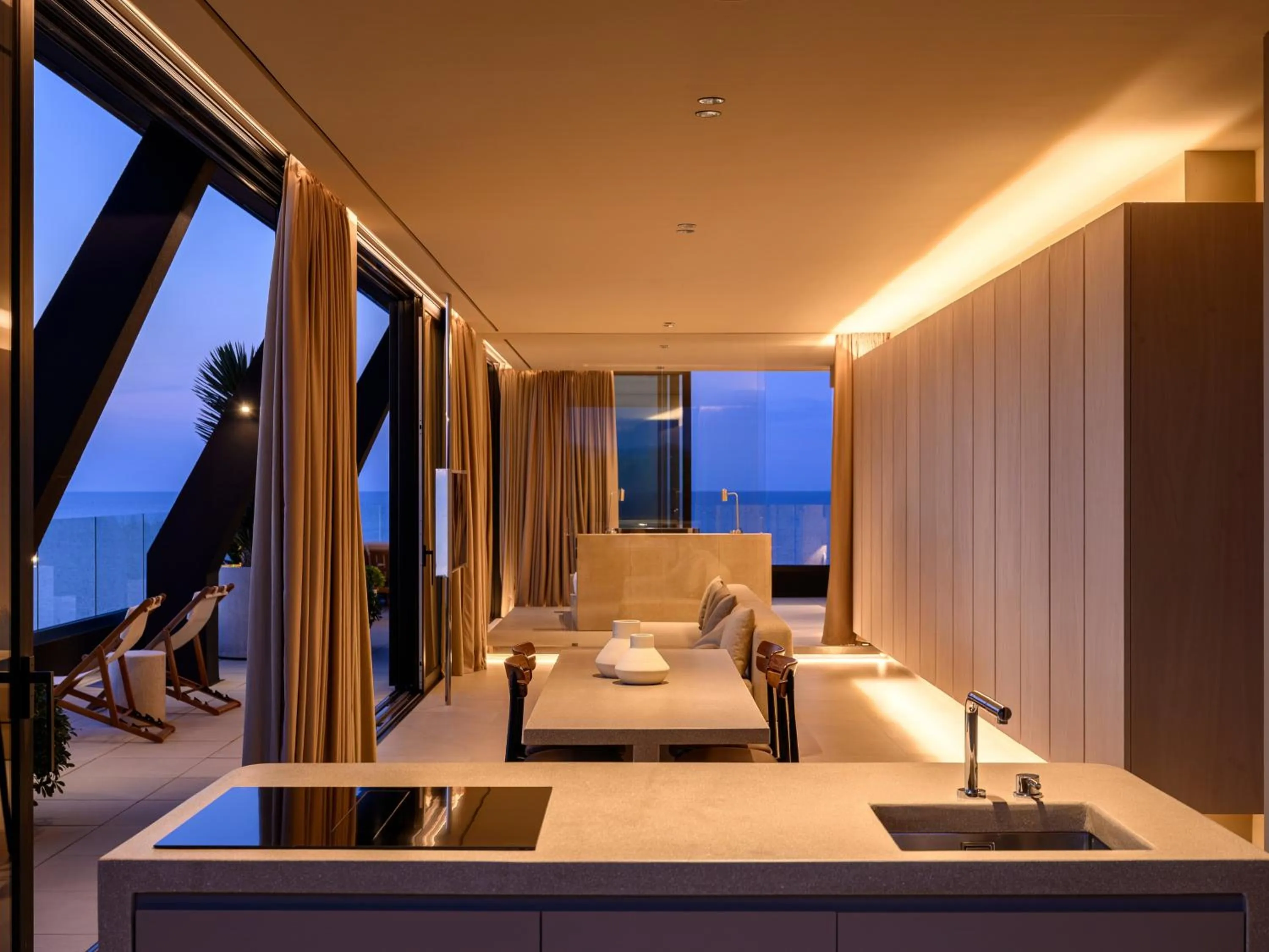 Summer, Bed in Victoria Palace Hotel