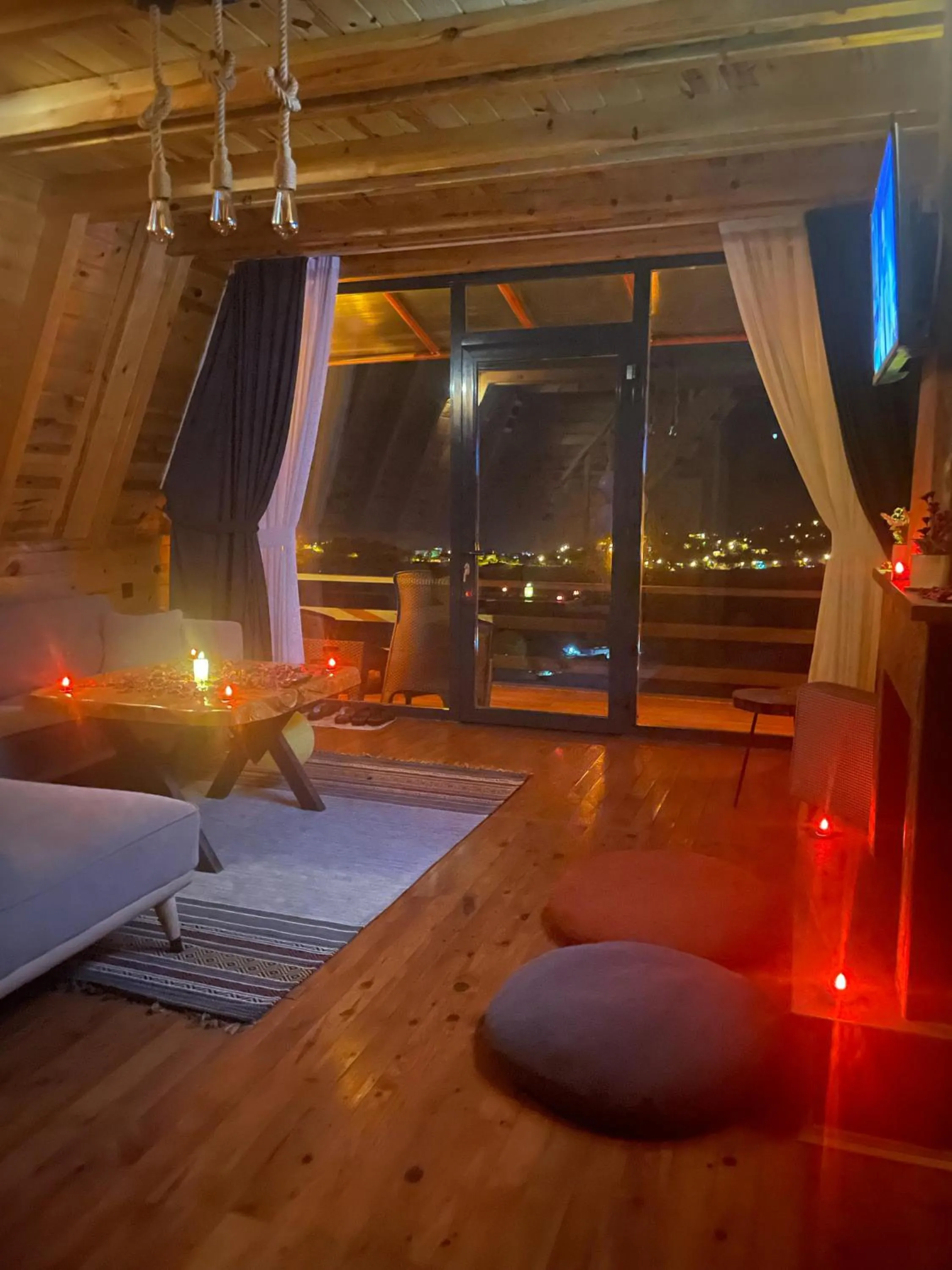 Communal lounge/ TV room, Bed in Dağderebungalow