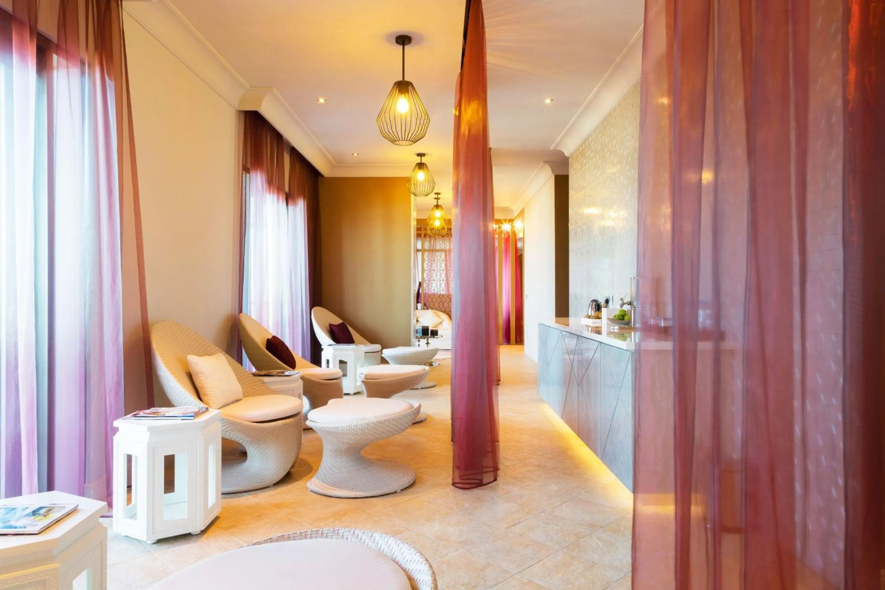 Lounge or bar in Ajman Saray, a Luxury Collection Resort, Ajman