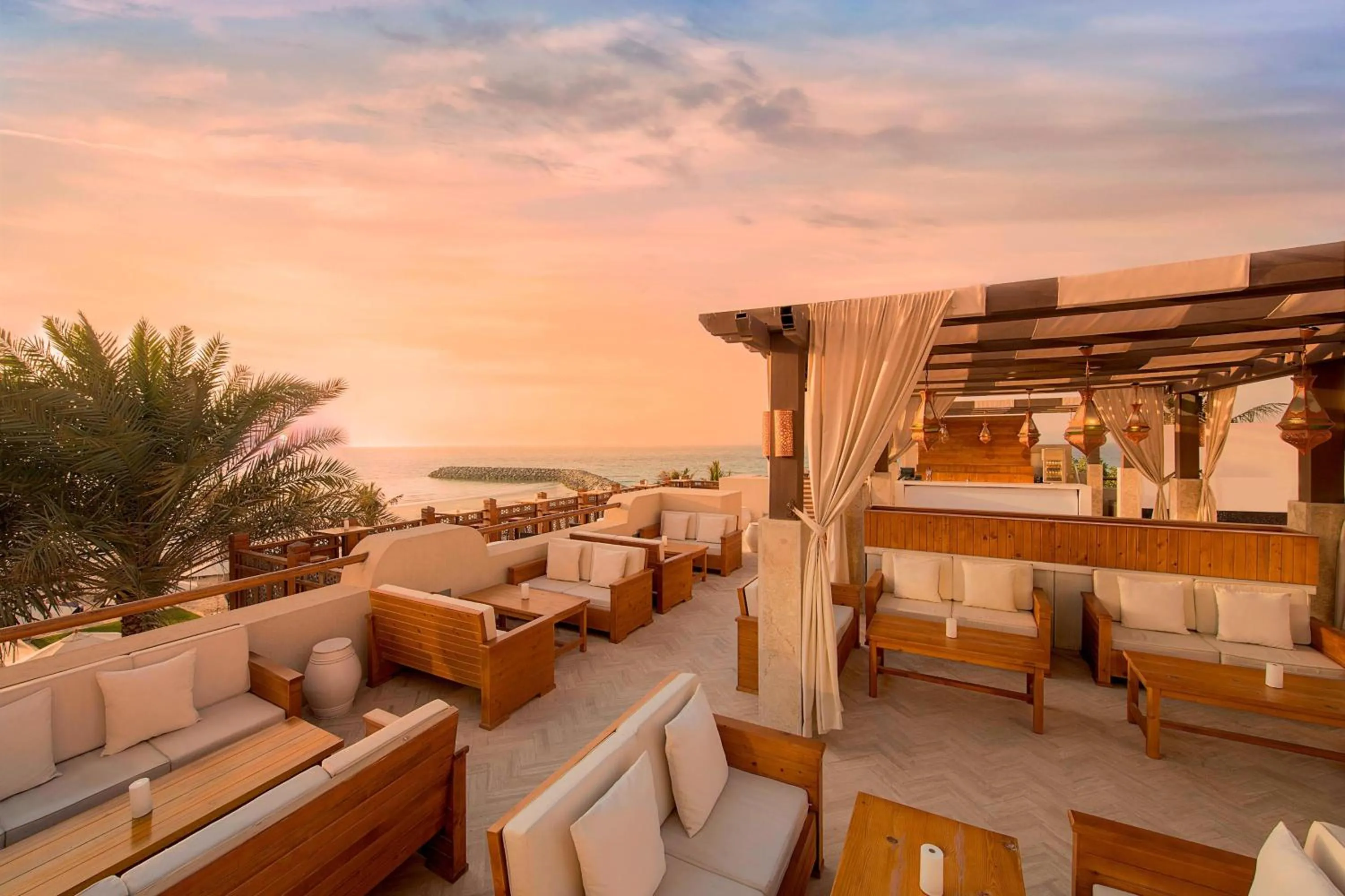 Lounge or bar in Ajman Saray, a Luxury Collection Resort, Ajman