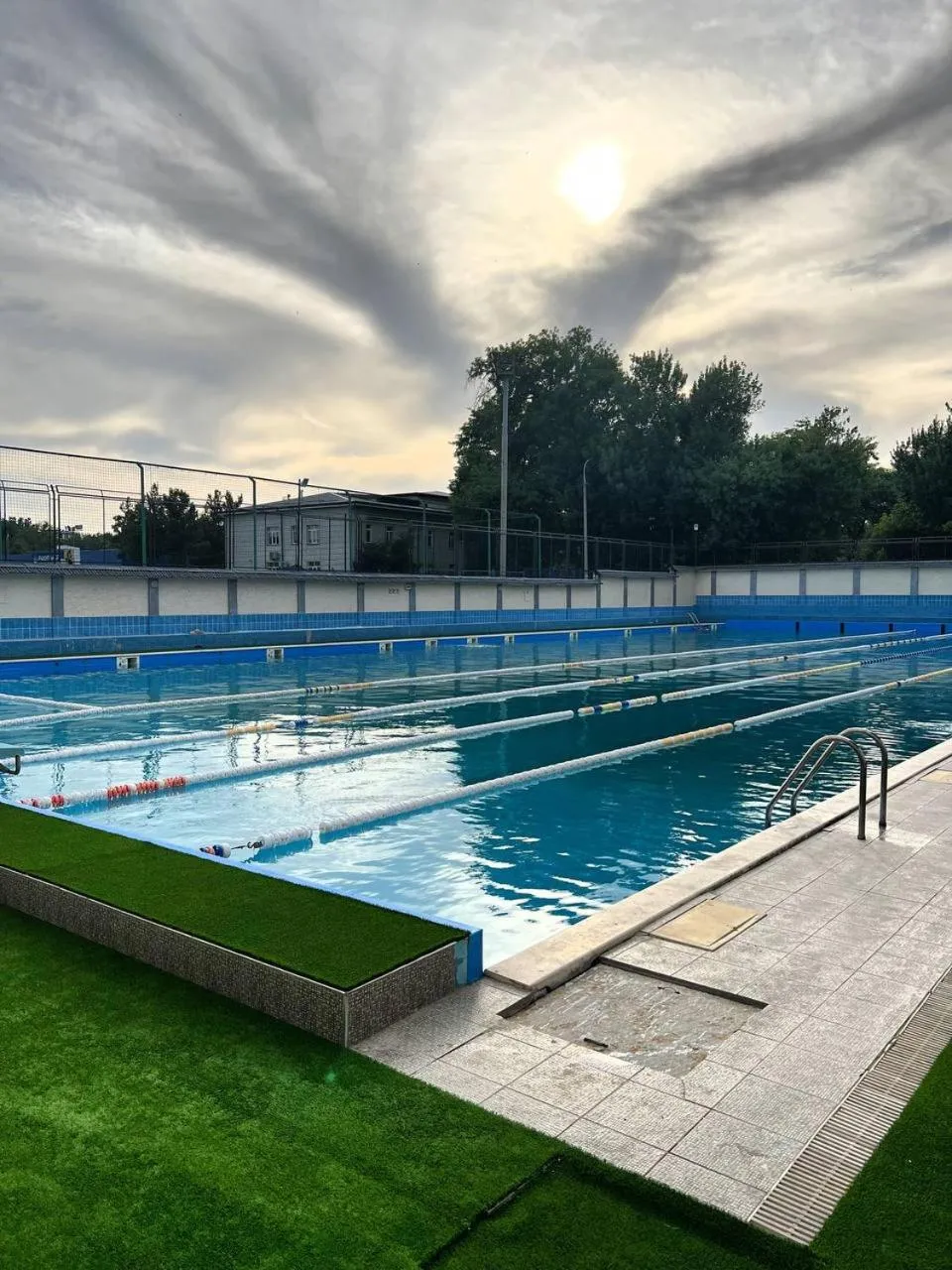 Swimming pool in Grand Avenue Hotel