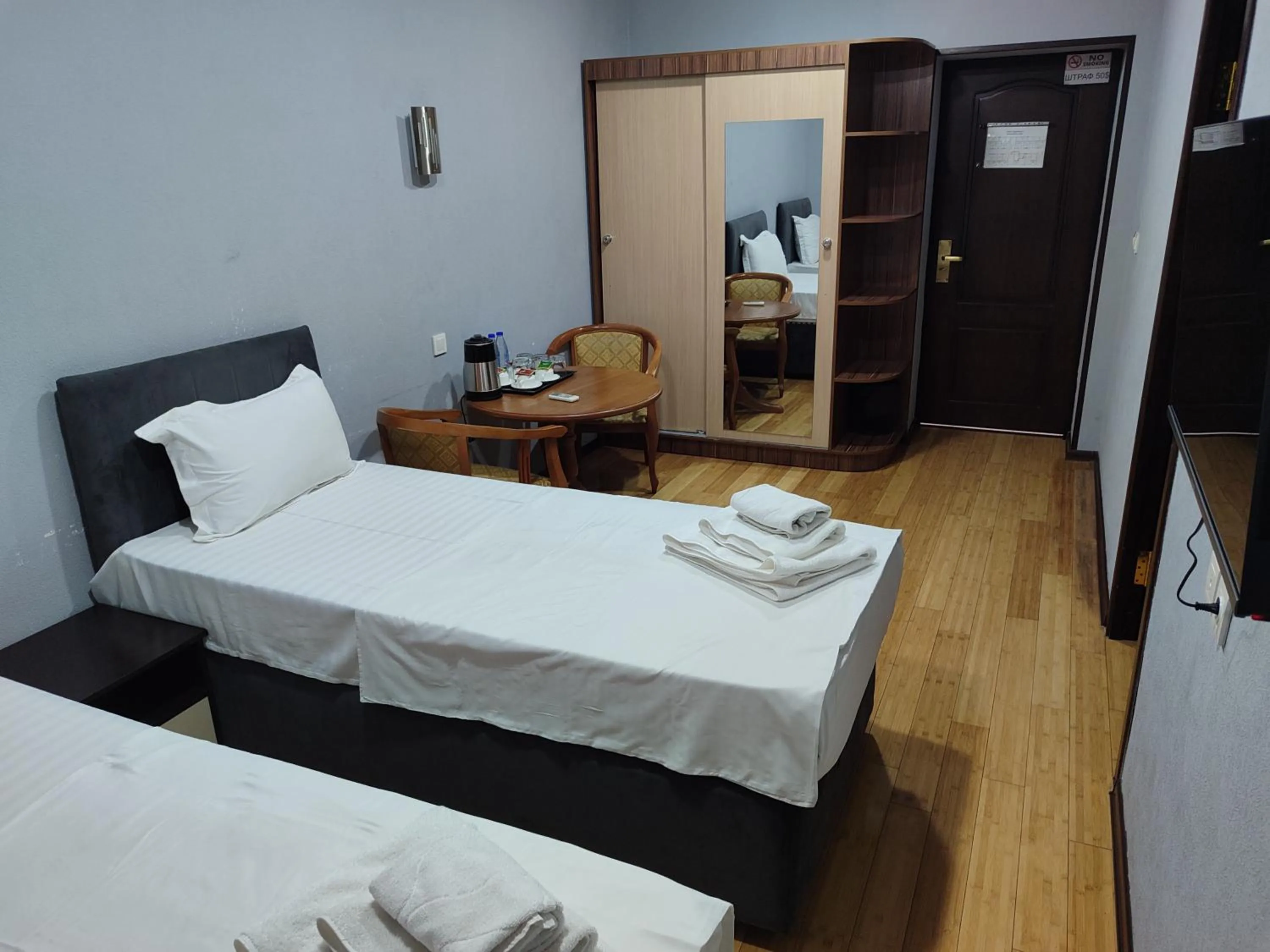 Photo of the whole room, Bed in Grand Avenue Hotel