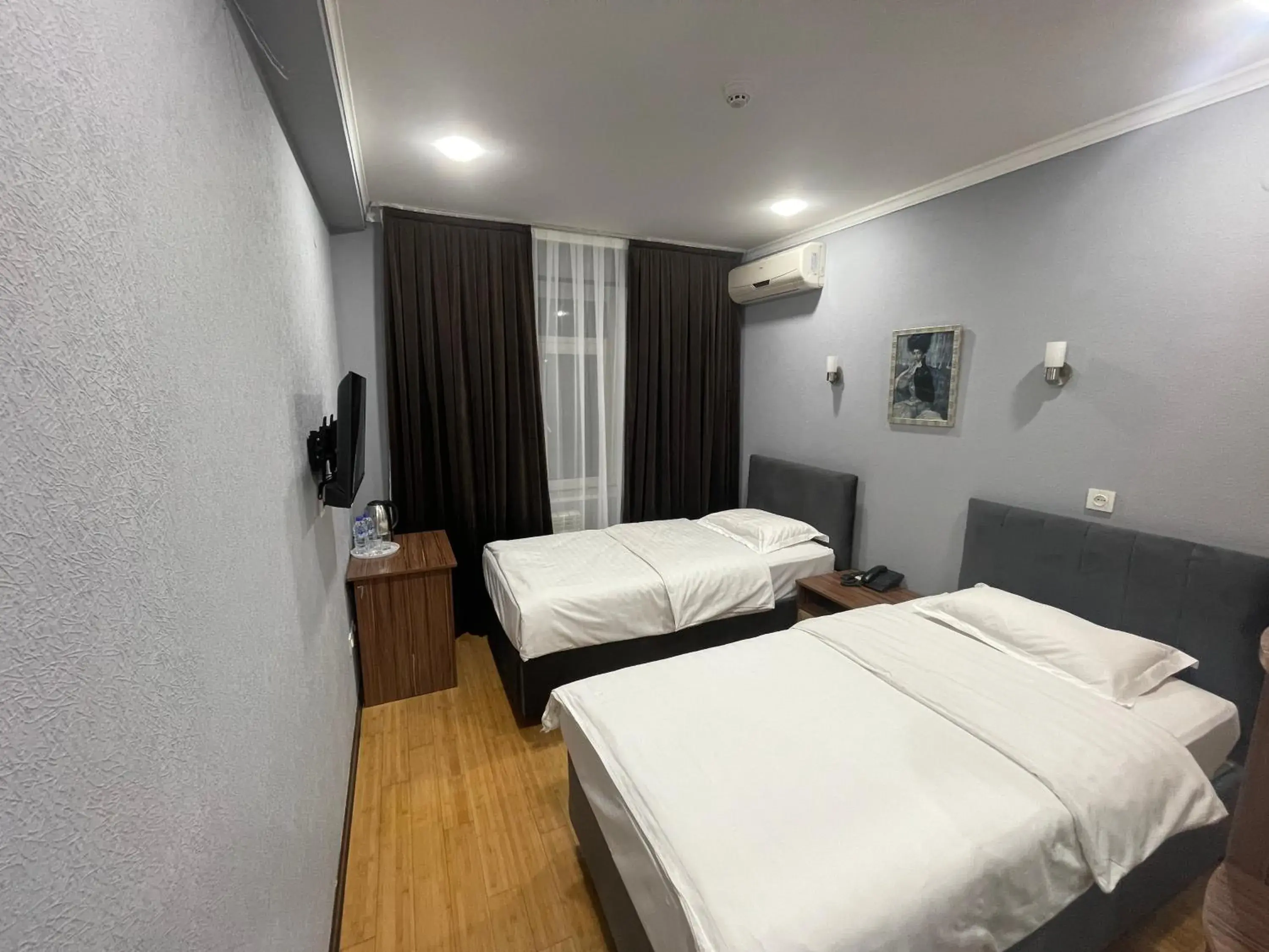 Twin Room with Shower - single occupancy in Grand Avenue Hotel Twin Room with Shower - single occupancy in Grand Avenue Hotel