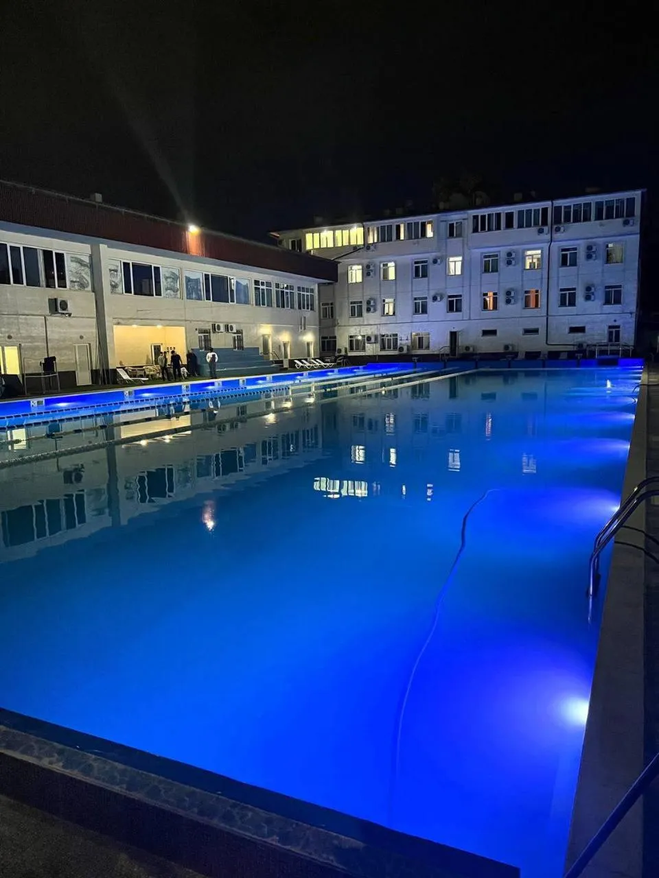 Swimming pool in Grand Avenue Hotel