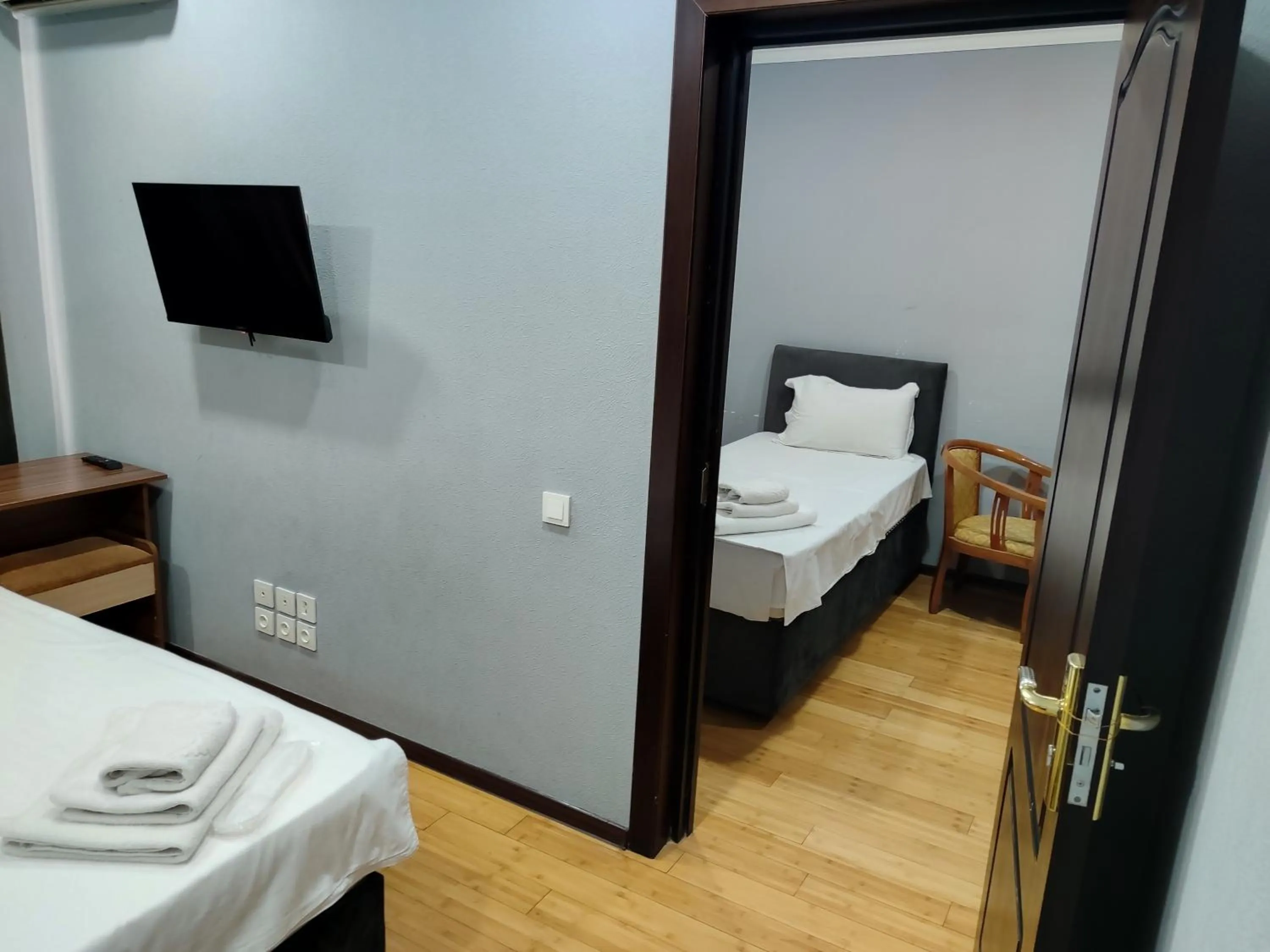 Photo of the whole room, Bed in Grand Avenue Hotel