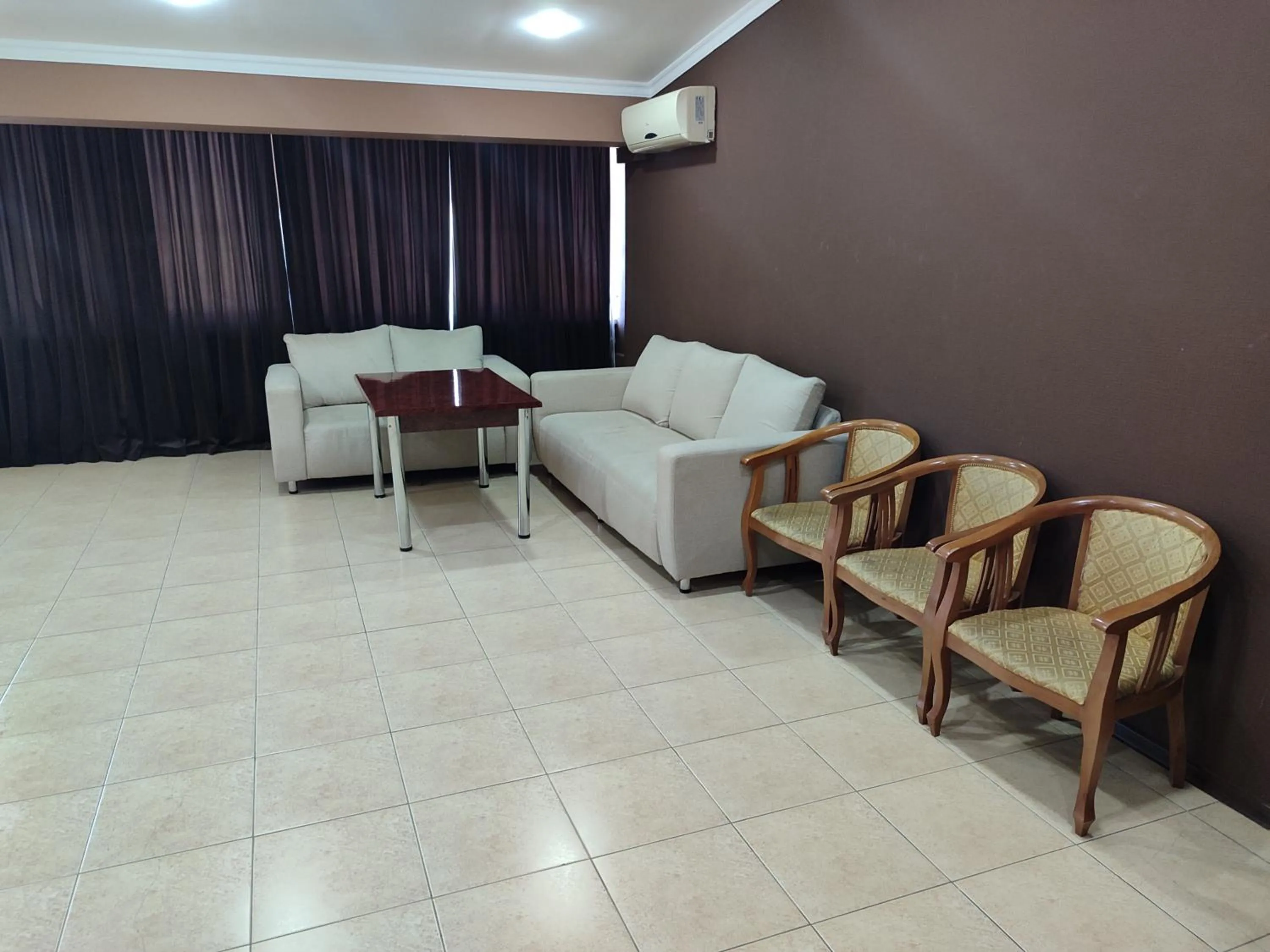 Living room in Grand Avenue Hotel