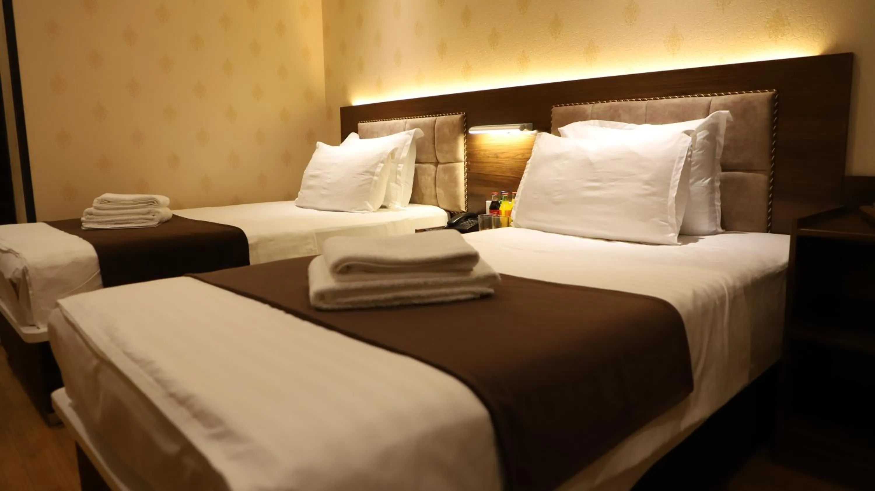 Photo of the whole room, Bed in Grand Avenue Hotel