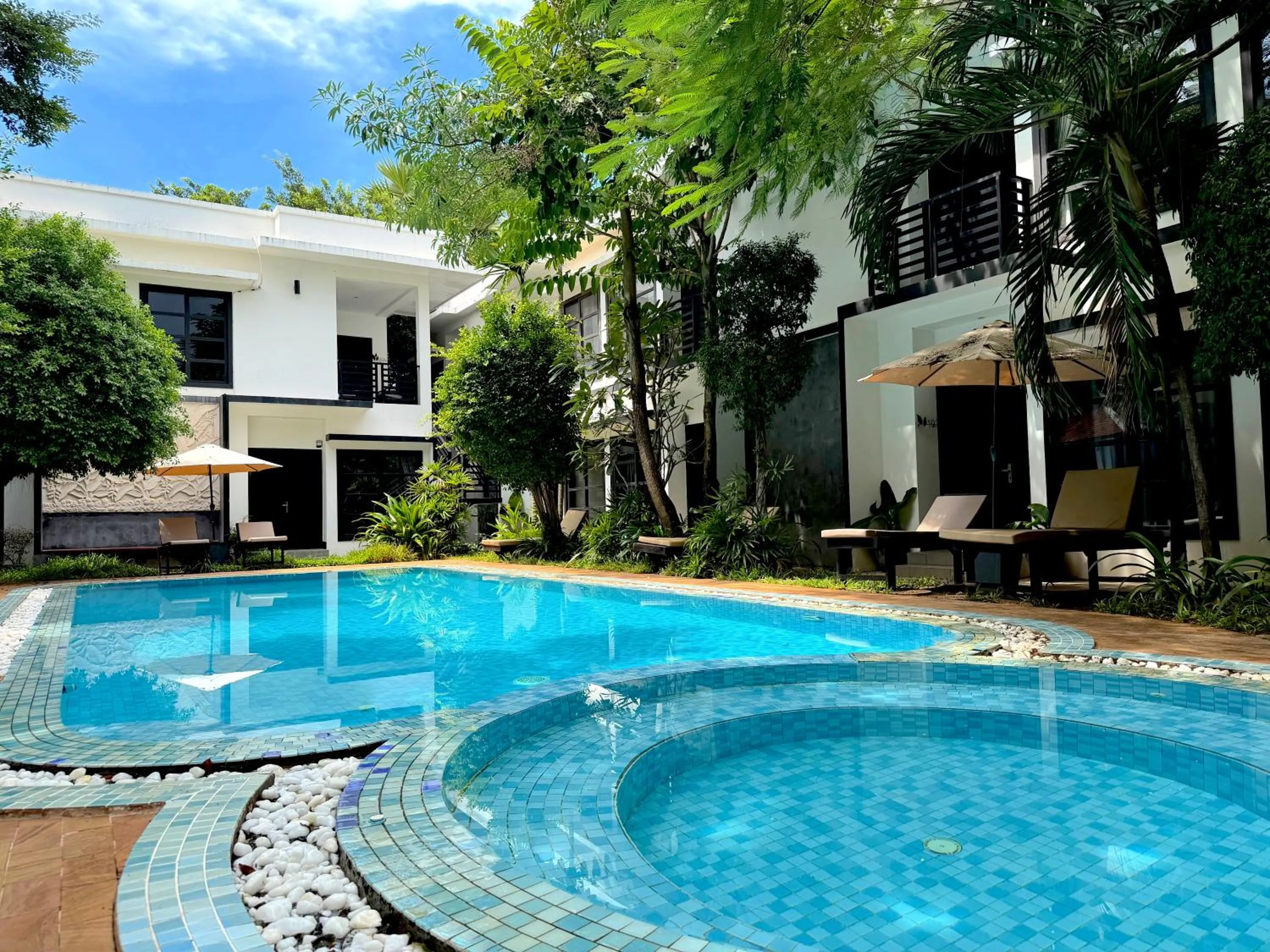 Swimming pool in Prana Hotel