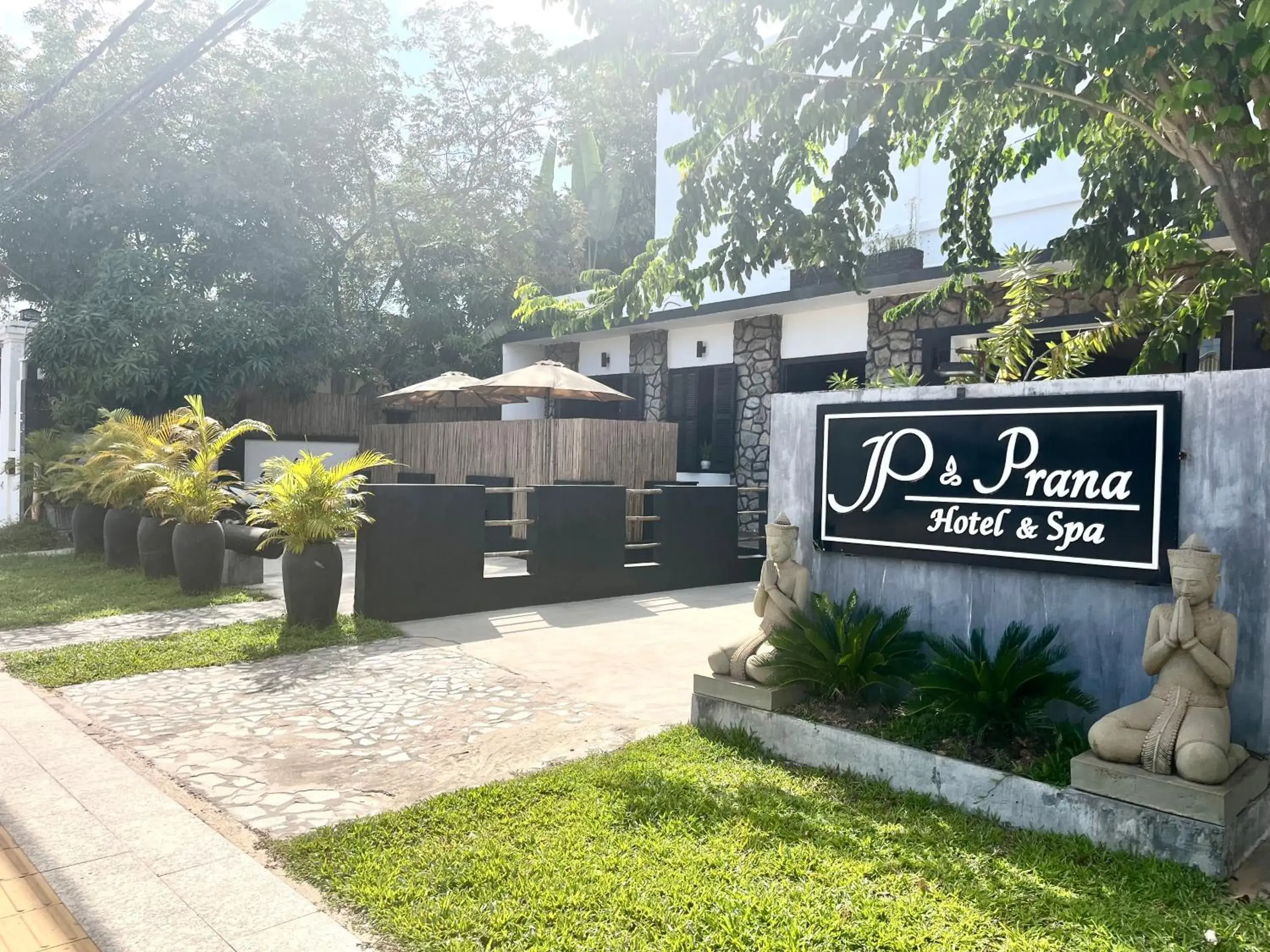 Facade/entrance in Prana Hotel Facade/entrance in Prana Hotel