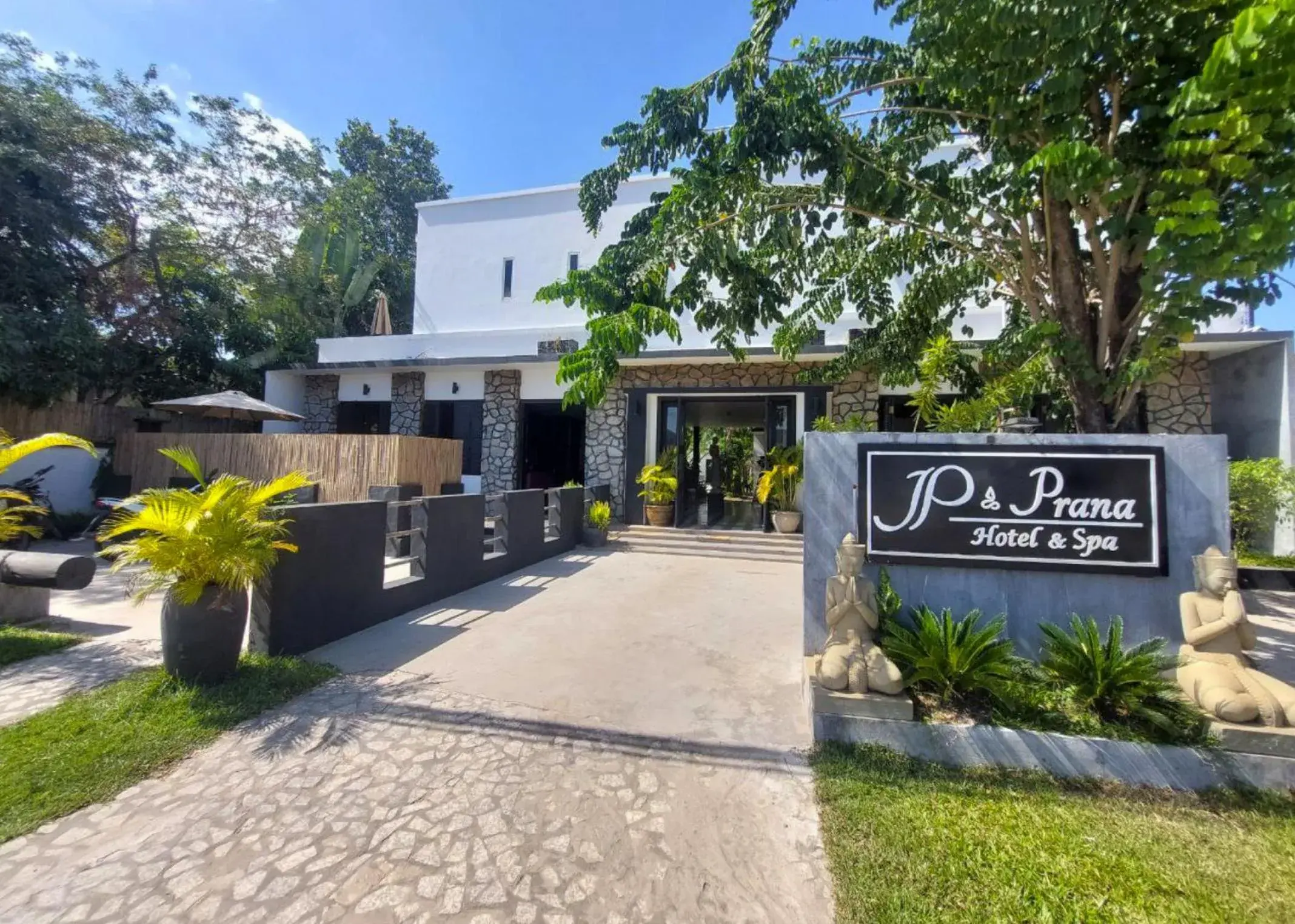 Facade/entrance in Prana Hotel Facade/entrance in Prana Hotel