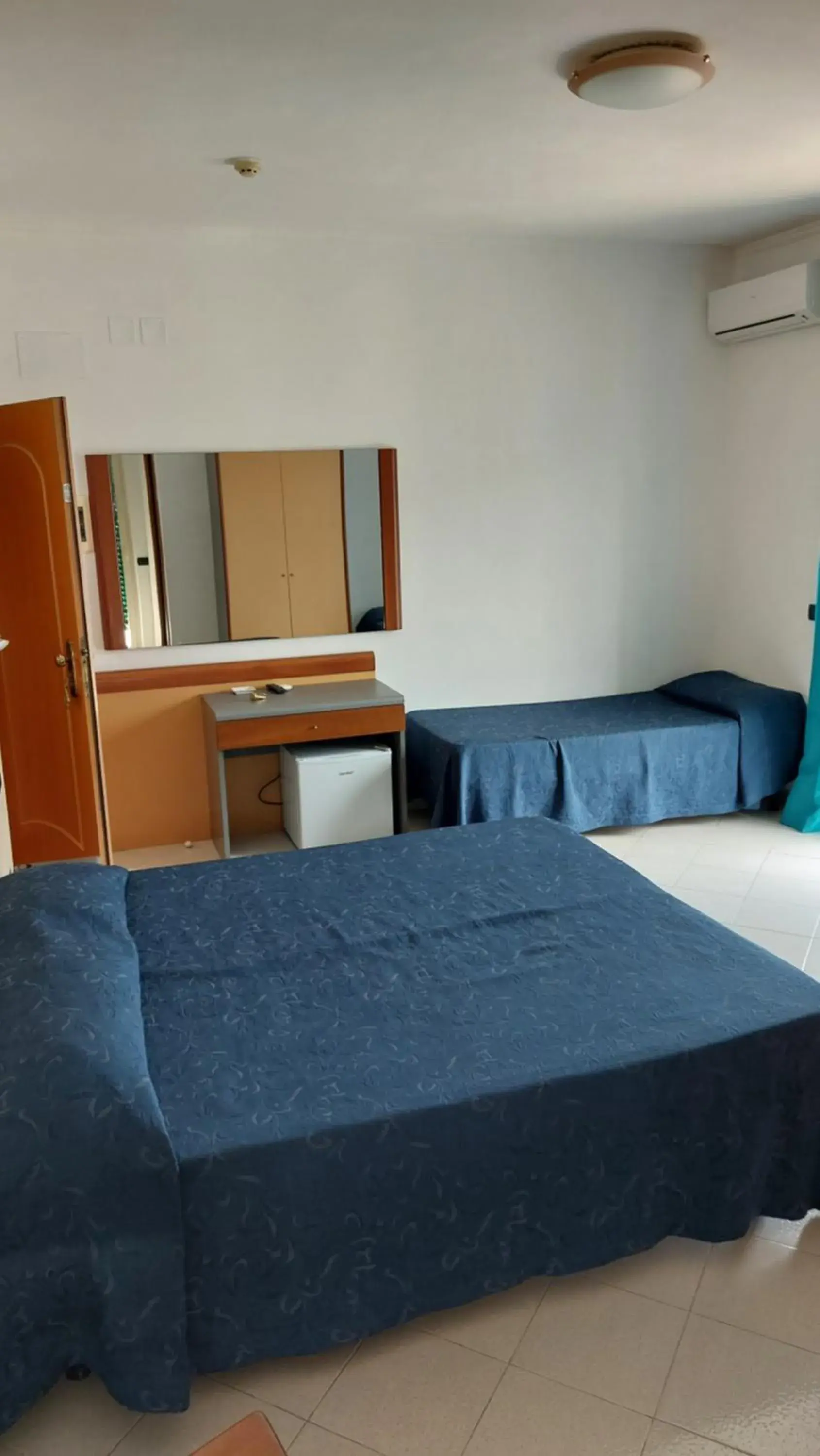 Standard Triple Room in Hotel Klein Wien Standard Triple Room in Hotel Klein Wien