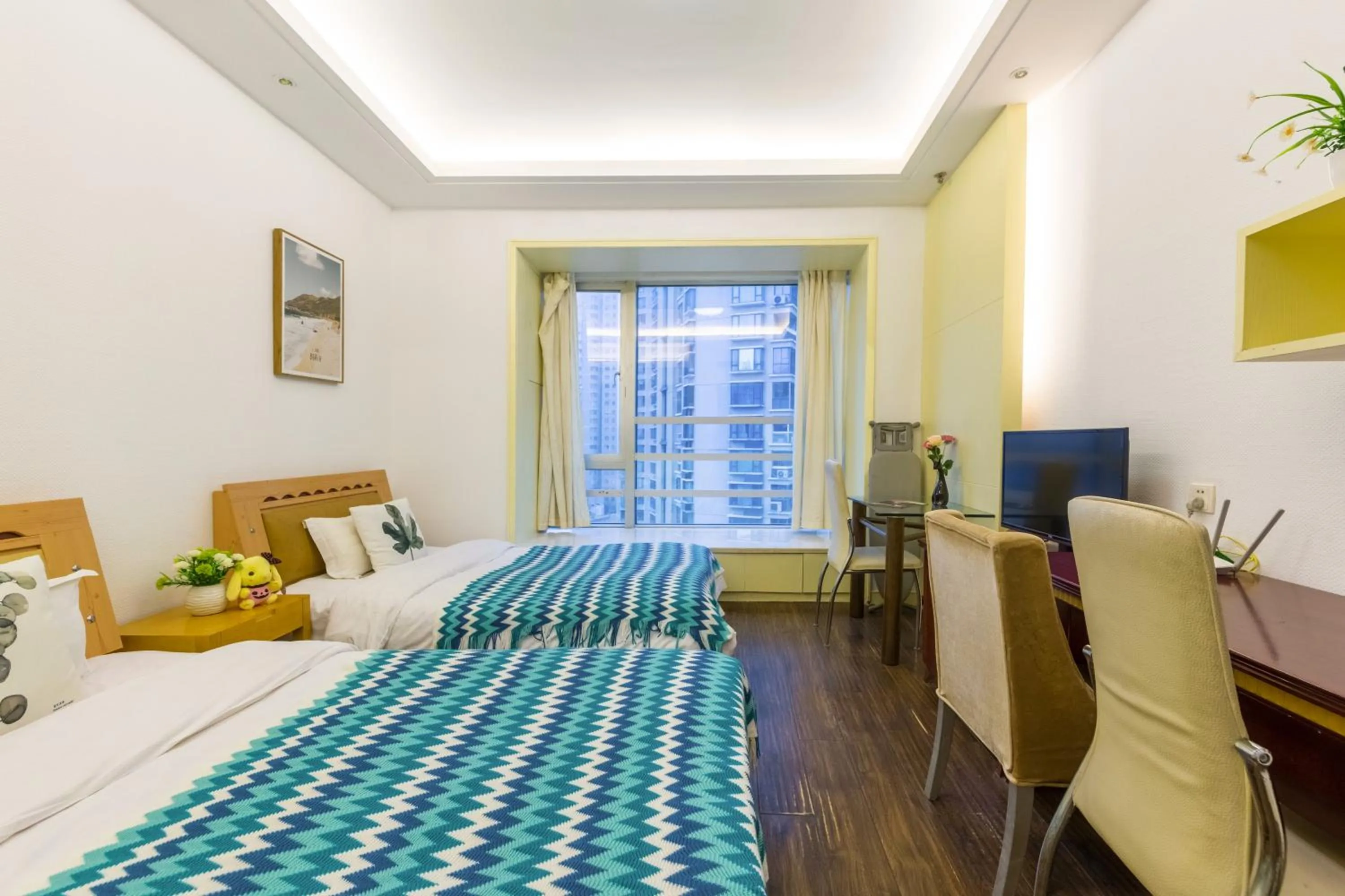 Photo of the whole room, Bed in Shanghai Jiarong Hotel Apartment