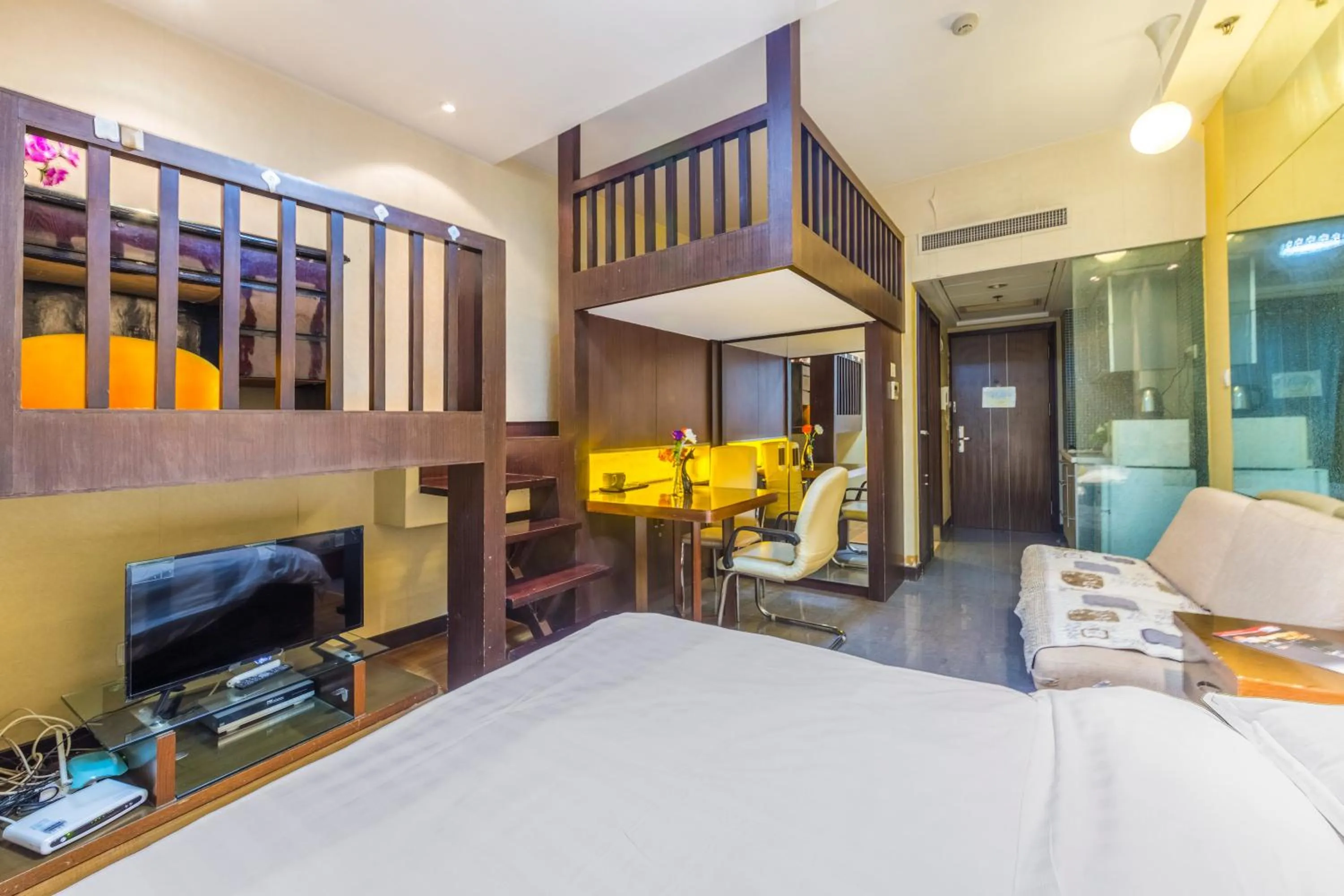 Photo of the whole room, Bed in Shanghai Jiarong Hotel Apartment