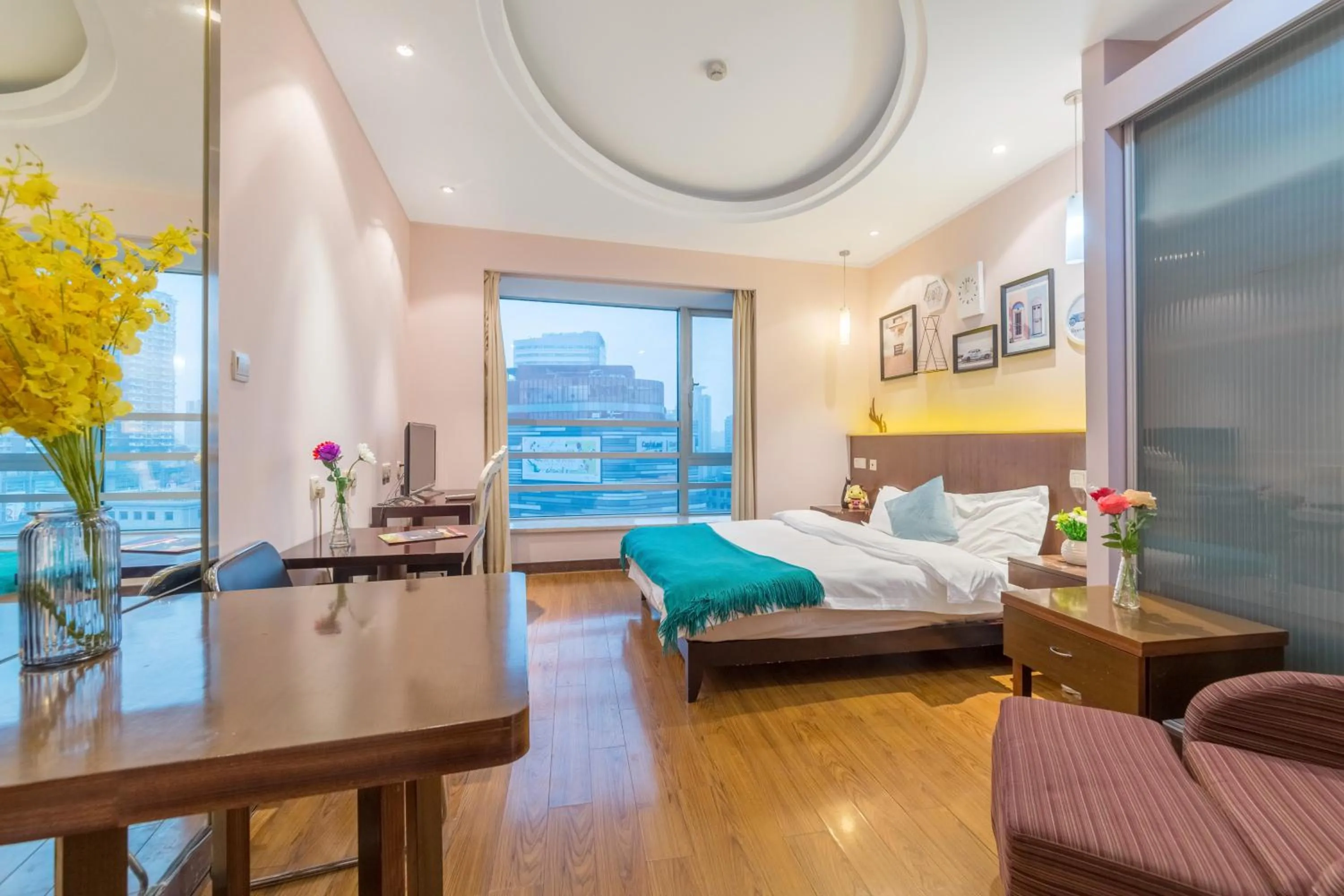 Photo of the whole room, Bed in Shanghai Jiarong Hotel Apartment