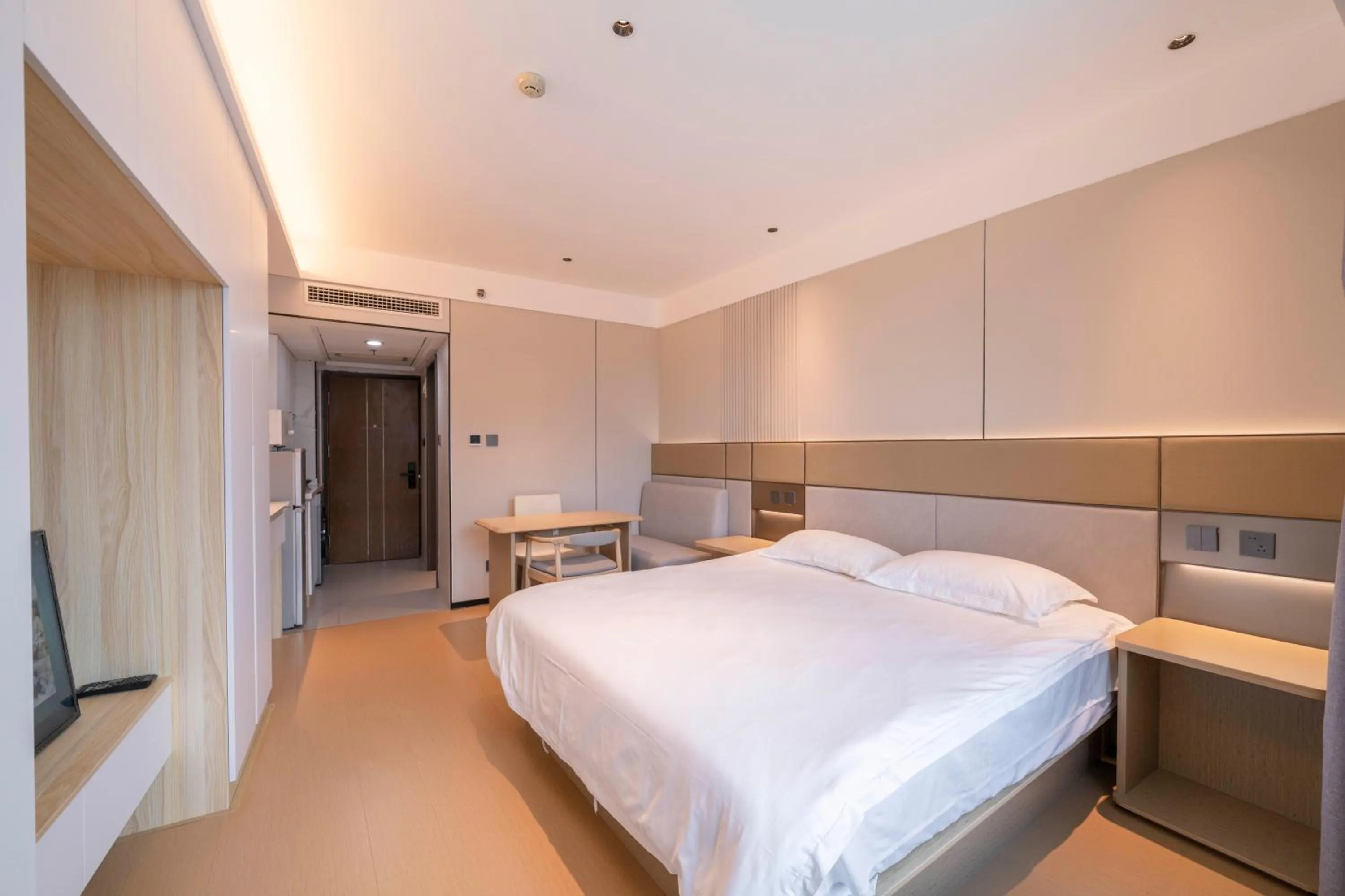 Bed in Shanghai Jiarong Hotel Apartment