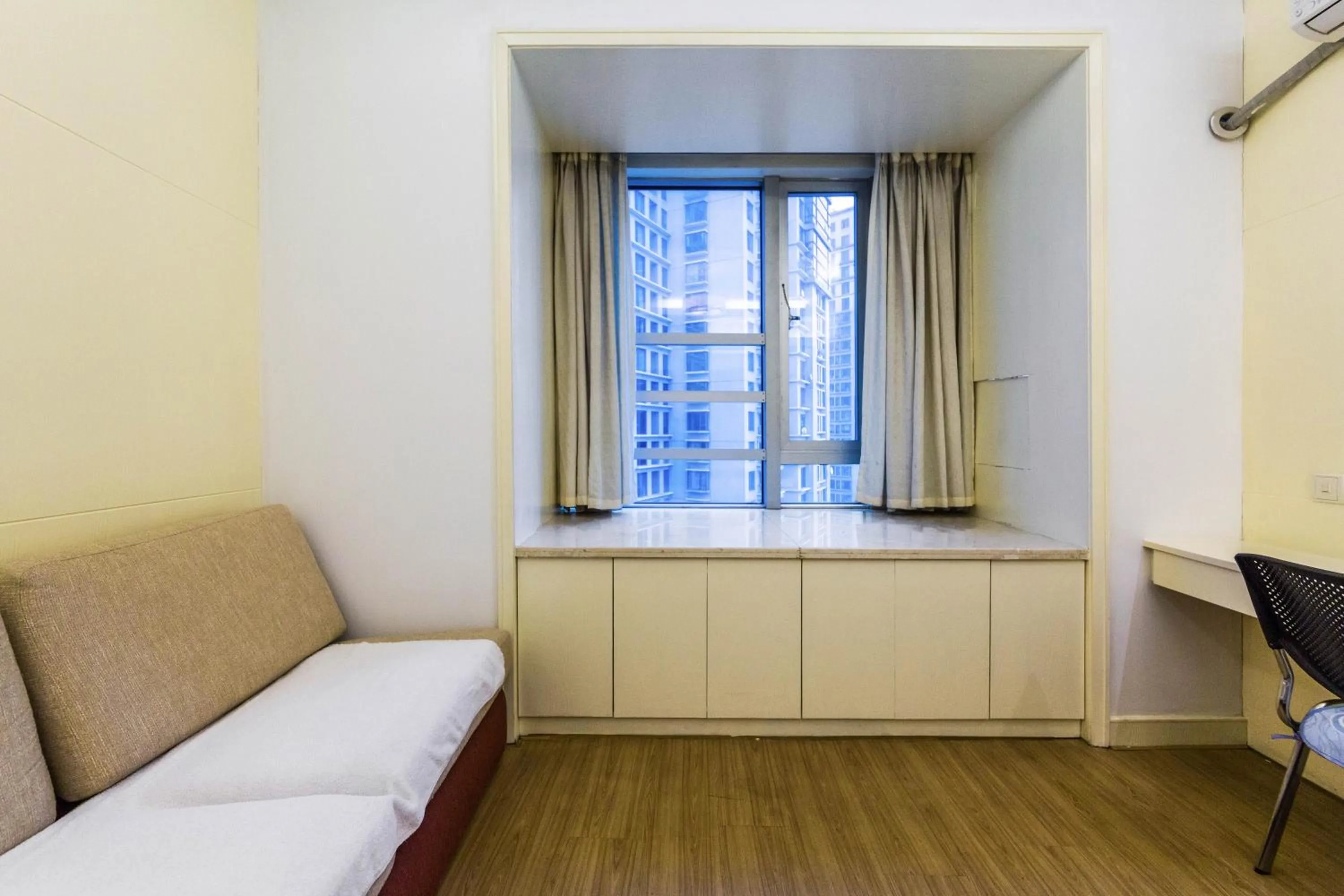Seating area, Bed in Shanghai Jiarong Hotel Apartment