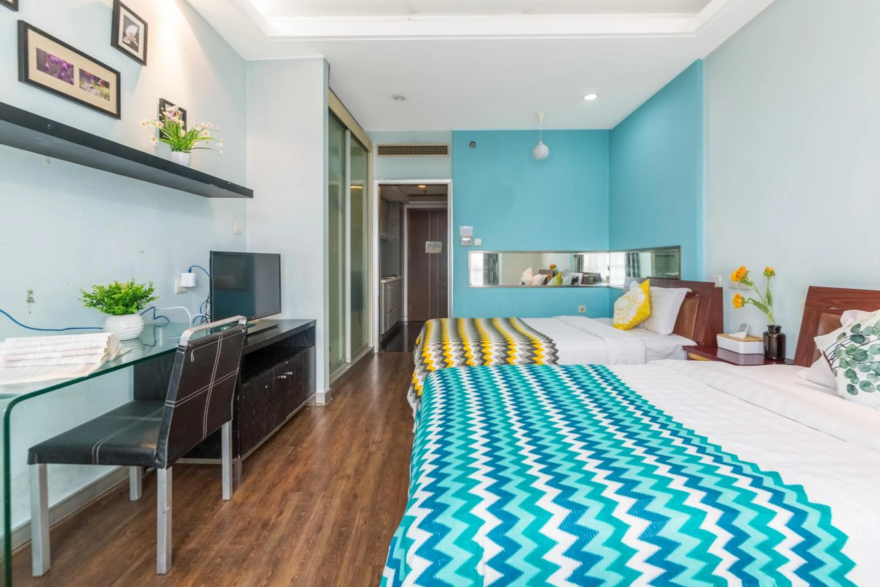 Photo of the whole room, Bed in Shanghai Jiarong Hotel Apartment