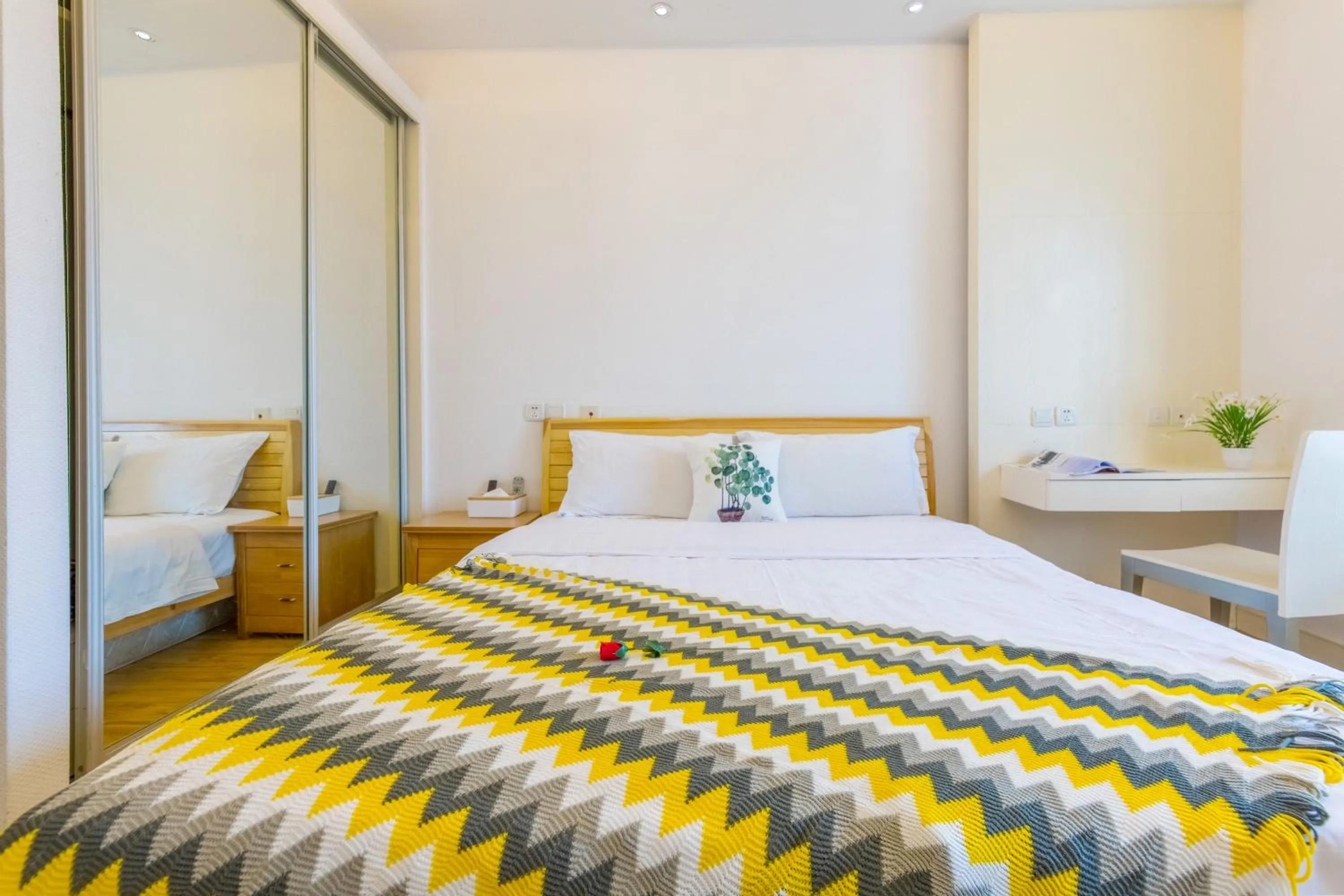 Bed in Shanghai Jiarong Hotel Apartment