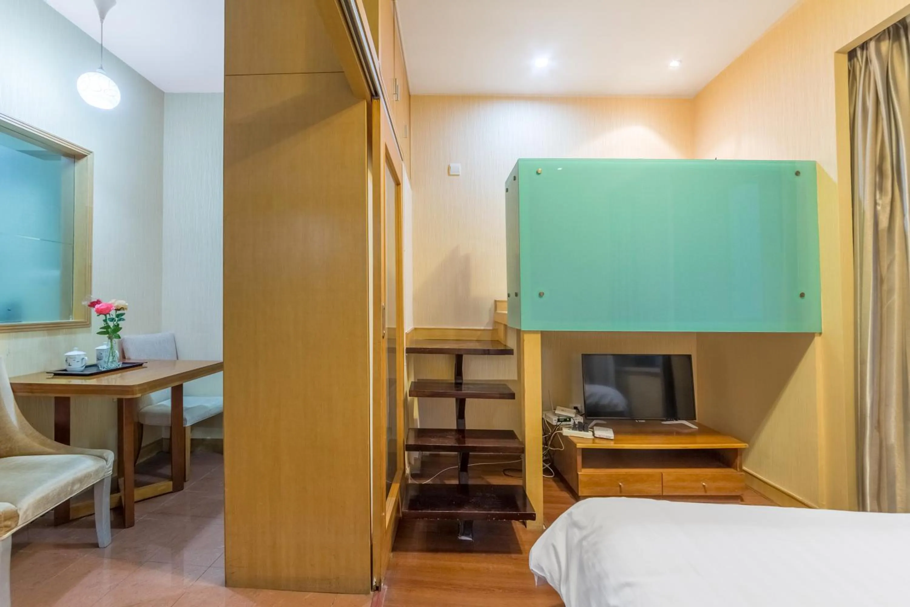 TV and multimedia, Bed in Shanghai Jiarong Hotel Apartment