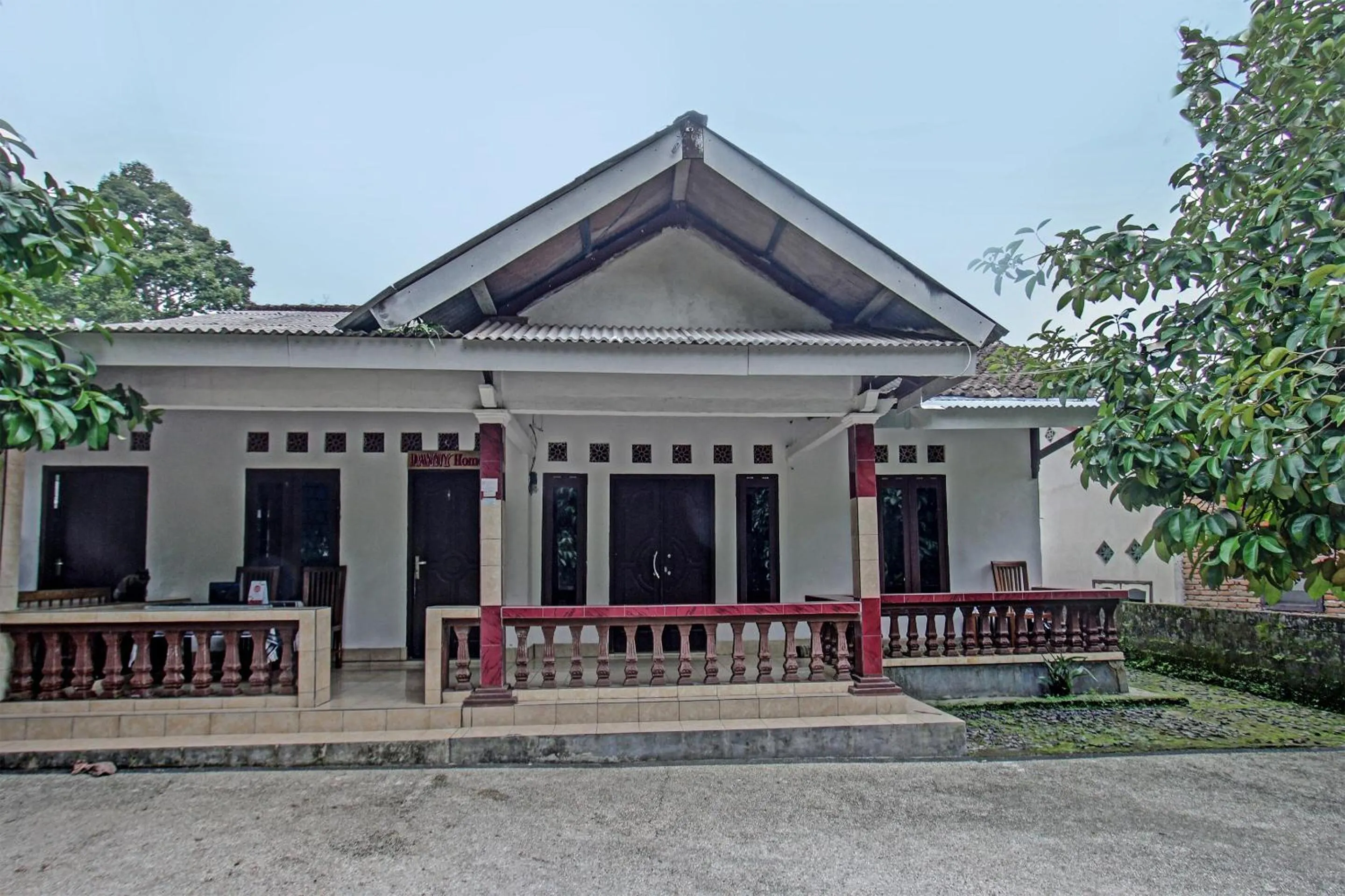 Facade/entrance in Hotel O Dani HomestayNearSesaot Lodge