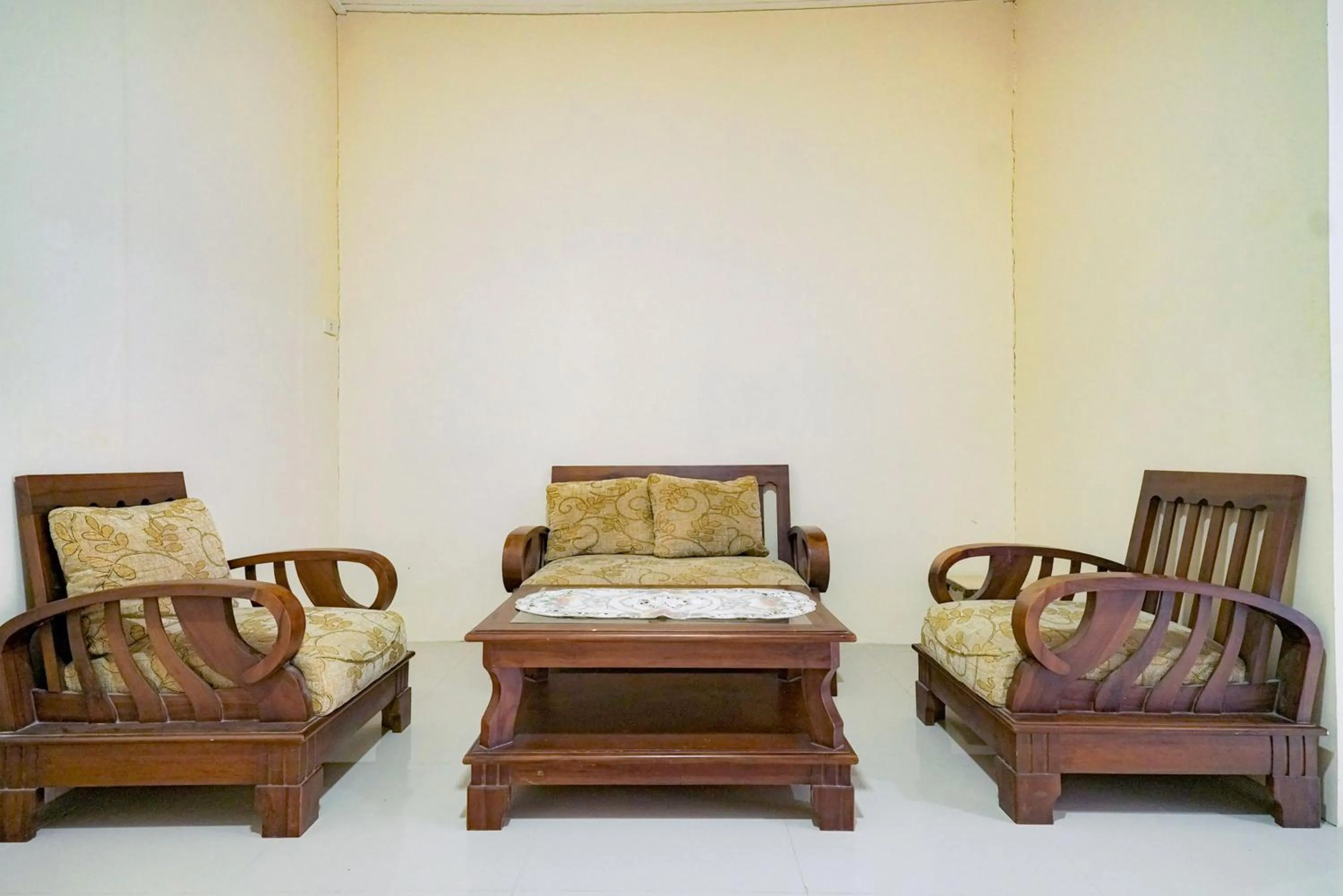 Seating area in Urbanview Hotel St Faustina Lampung by RedDoorz