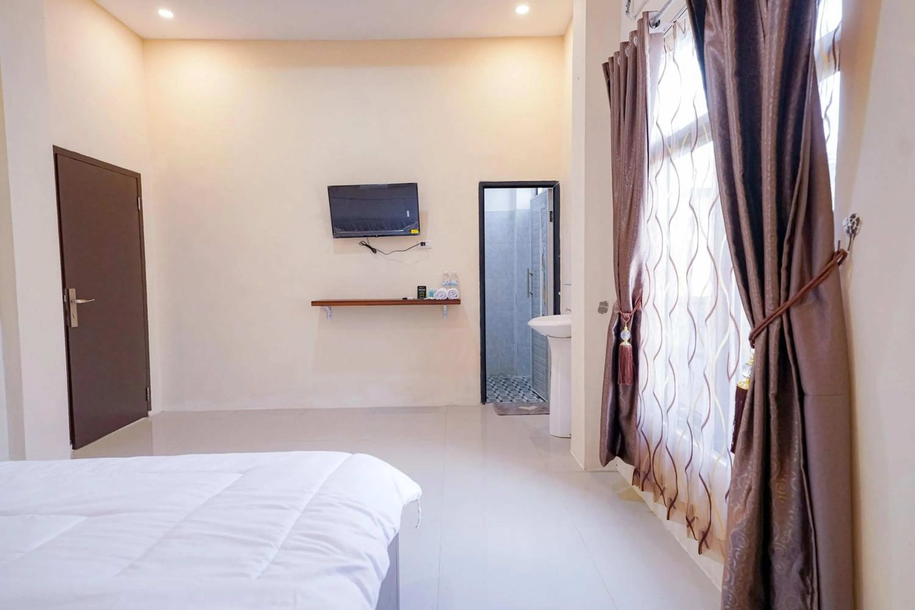 Photo of the whole room, Bed in Urbanview Hotel St Faustina Lampung by RedDoorz