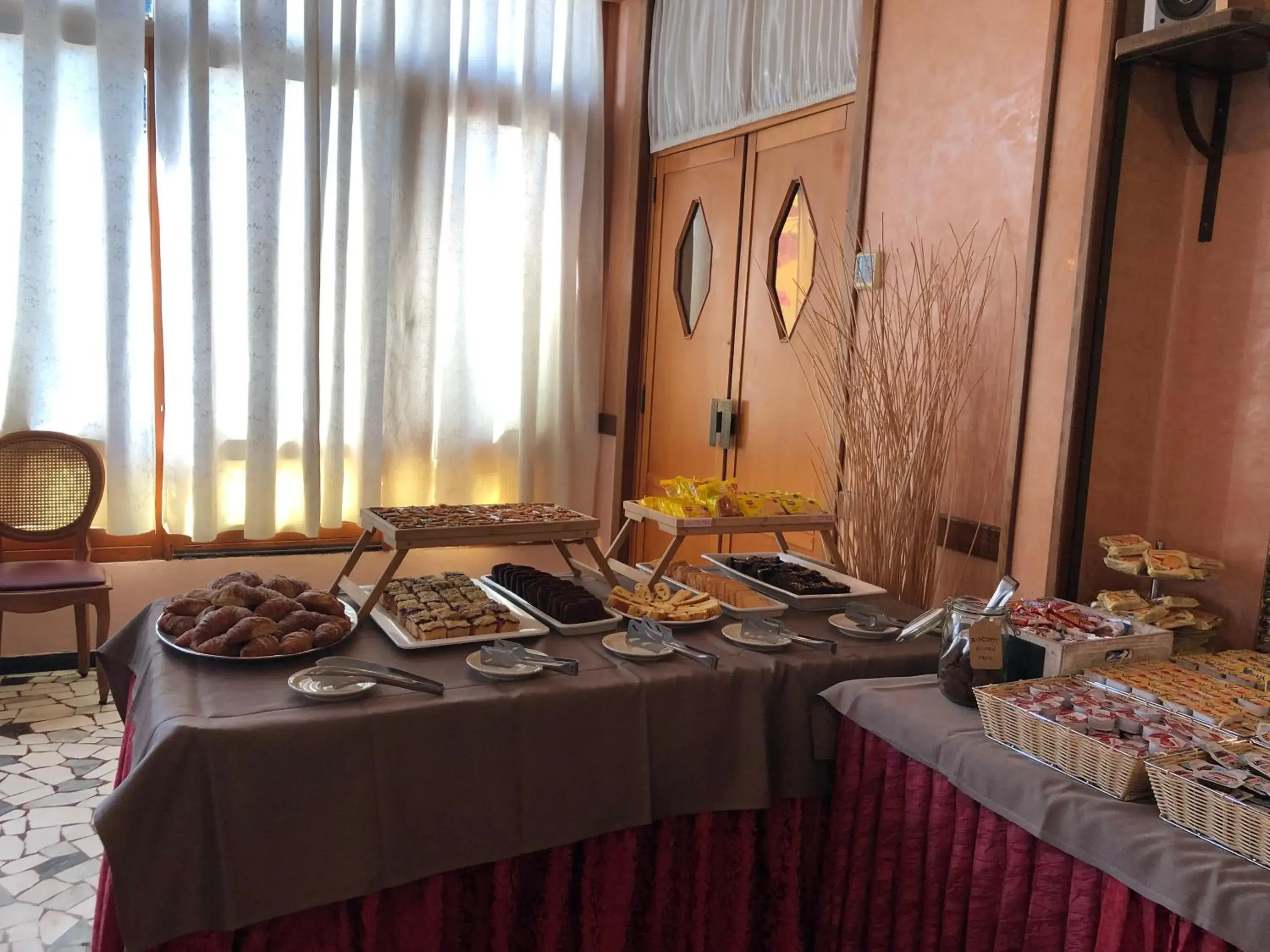 Breakfast in Hotel AMALFI & Restaurant Karaoke Bar Breakfast in Hotel AMALFI & Restaurant Karaoke Bar