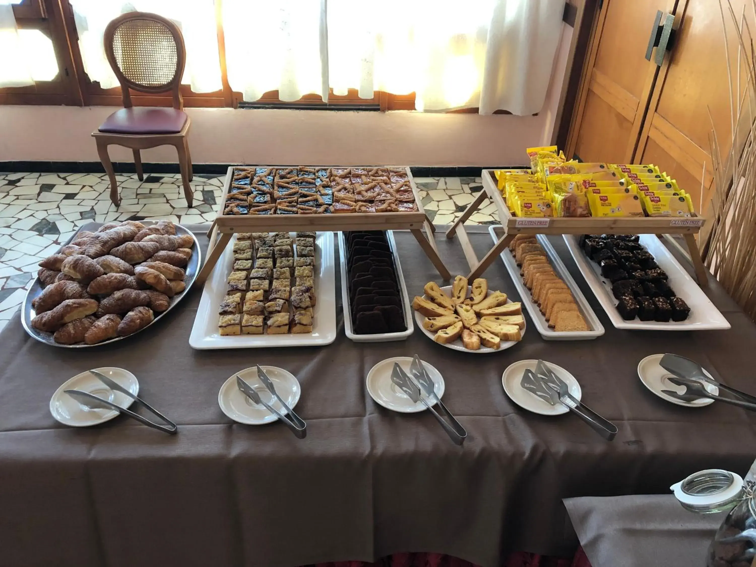 Breakfast in Hotel AMALFI & Restaurant Karaoke Bar Breakfast in Hotel AMALFI & Restaurant Karaoke Bar