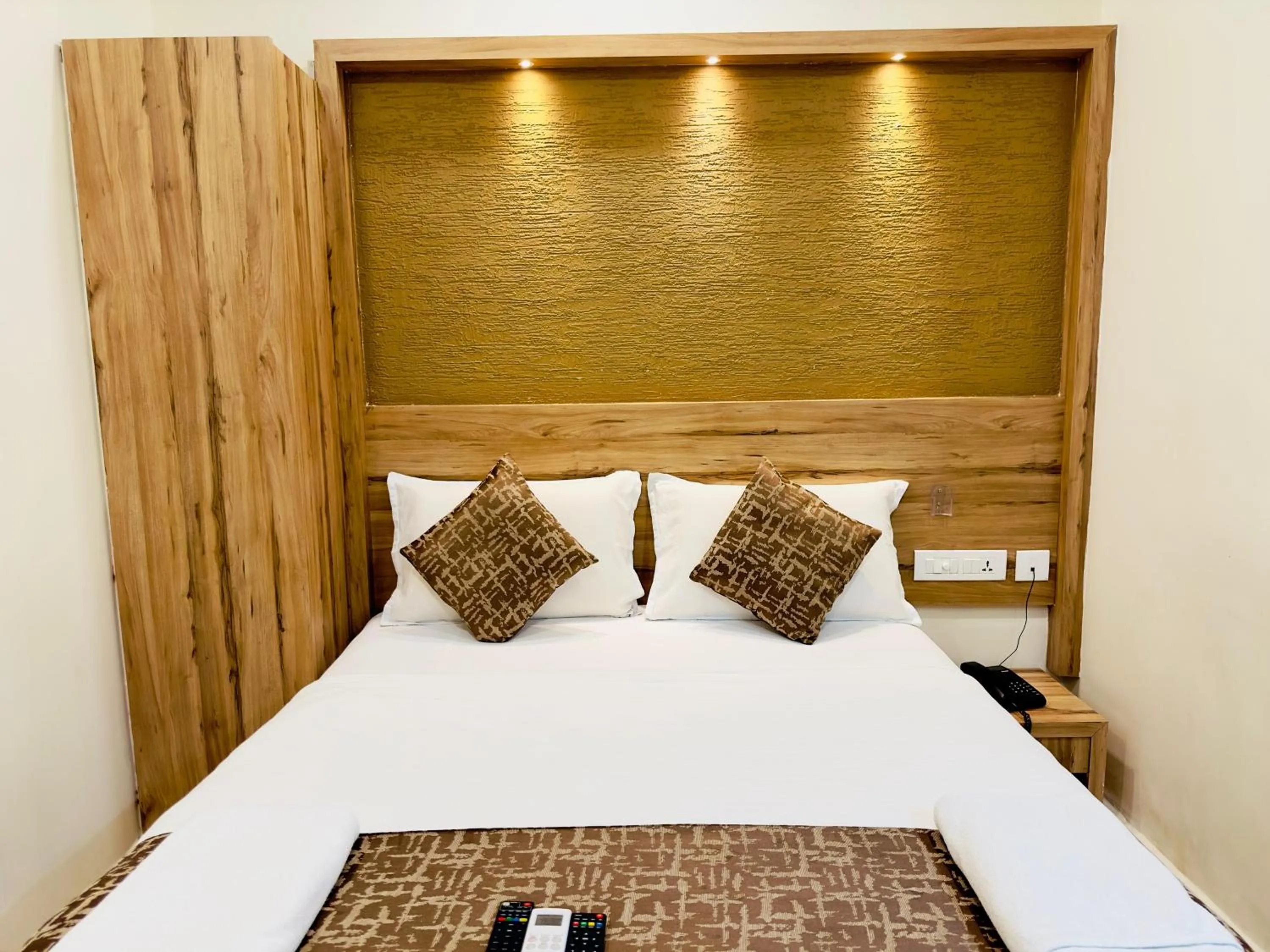 Bed in Stay Court - Business Class Hotel - Near Central Railway Station