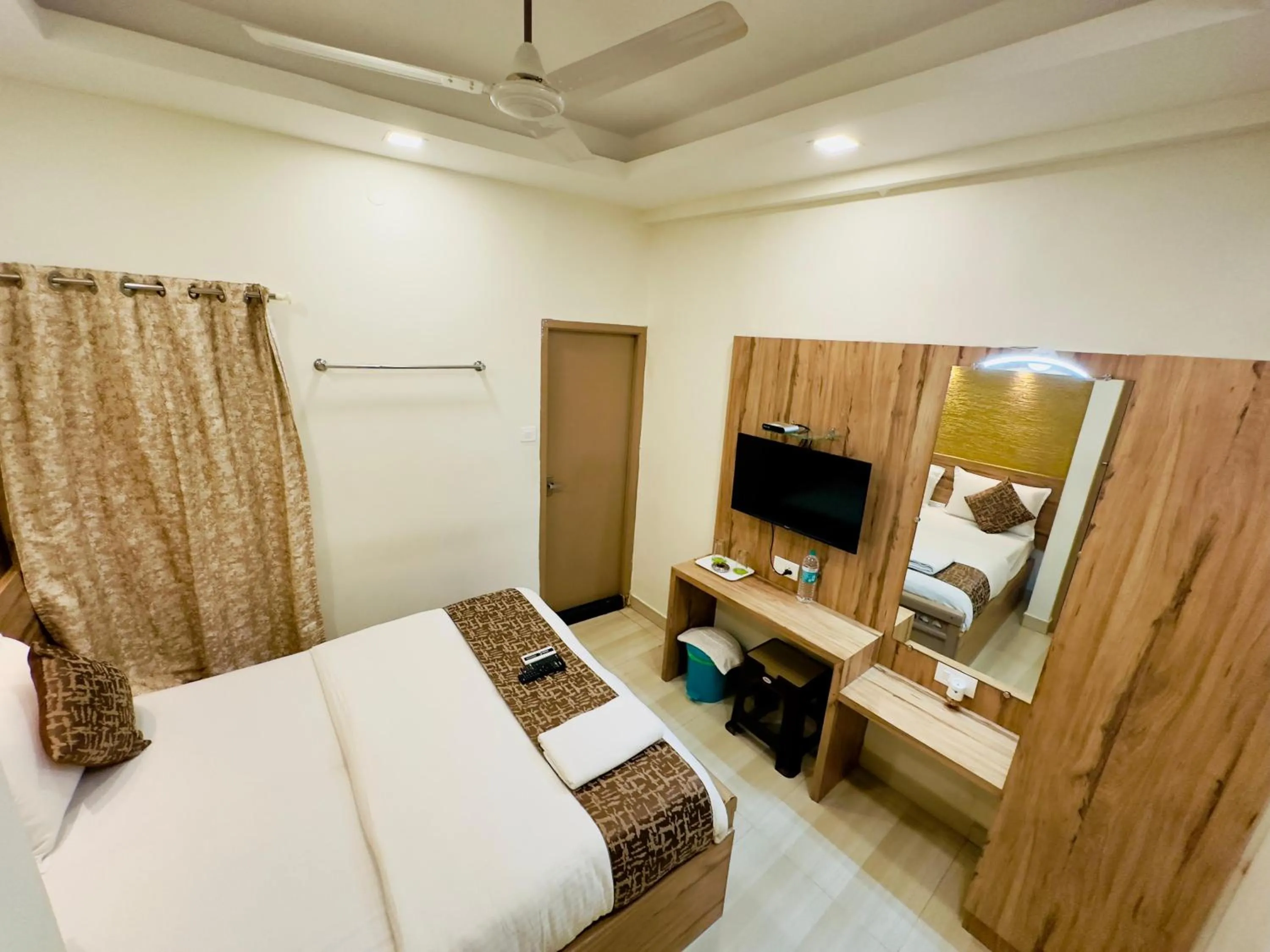 Bed in Stay Court - Business Class Hotel - Near Central Railway Station
