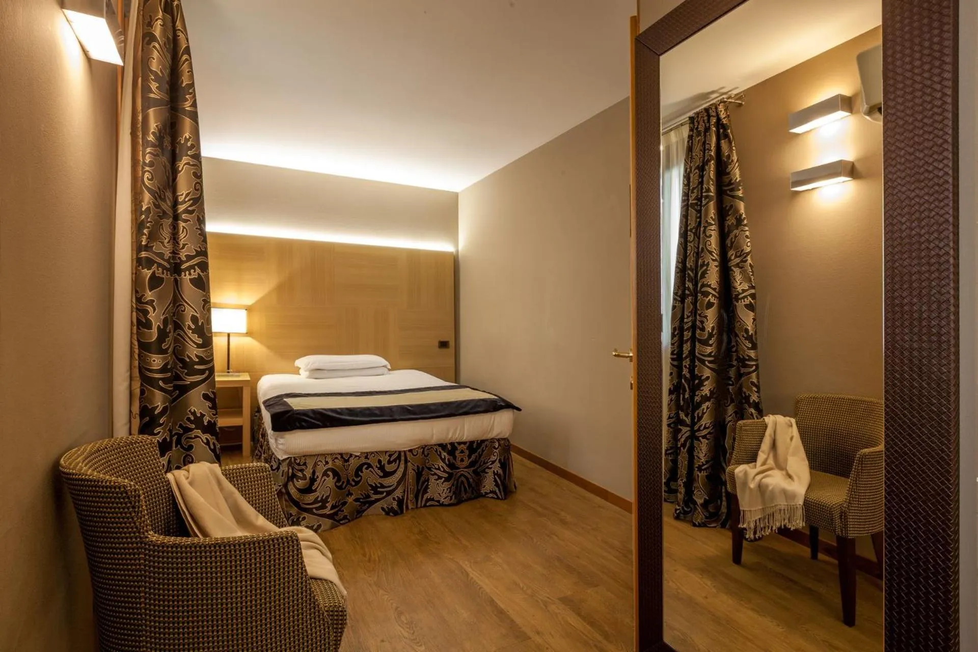 Photo of the whole room, Bed in Hotel Canon d'Oro