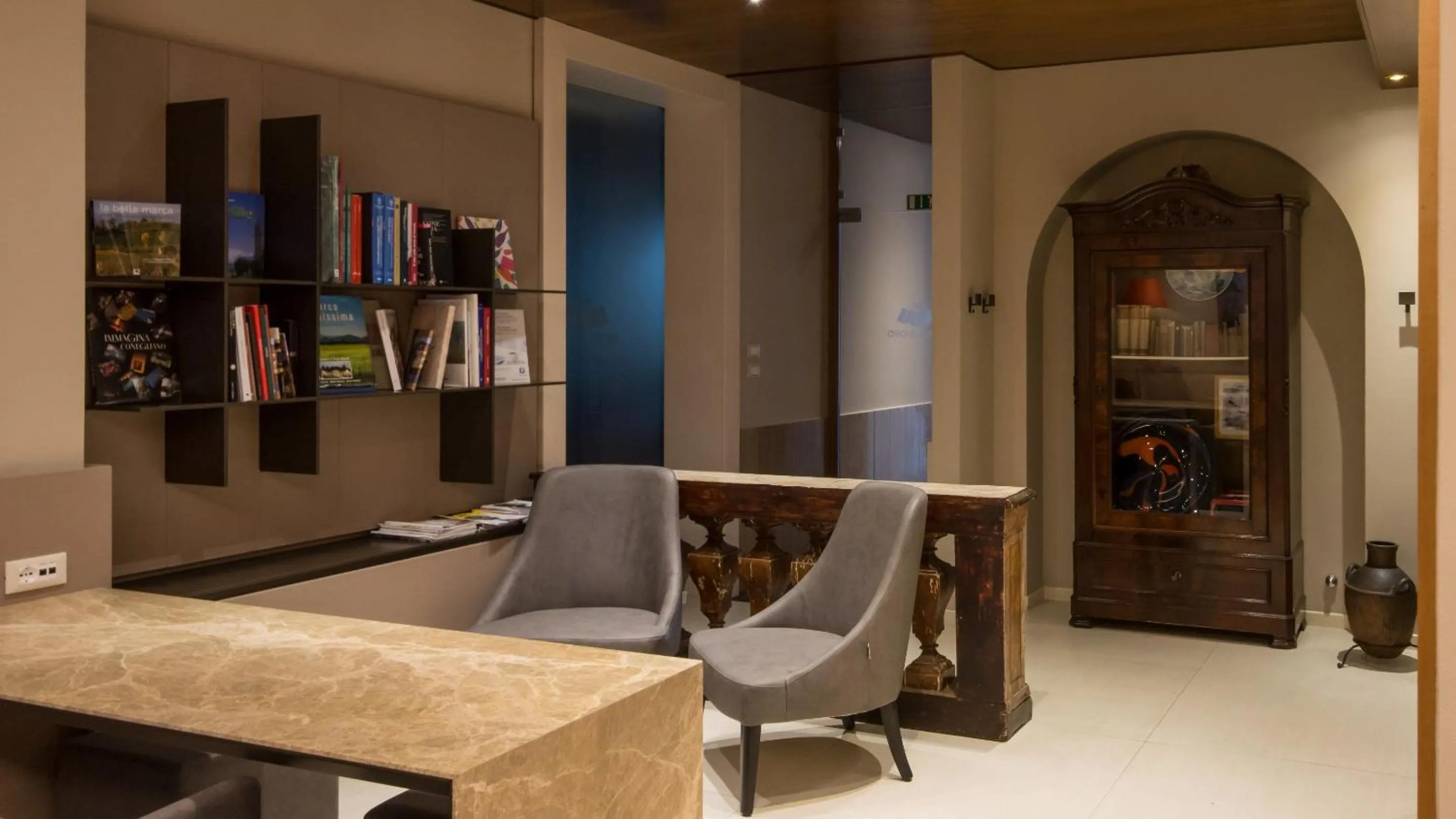 Library in Hotel Canon d'Oro