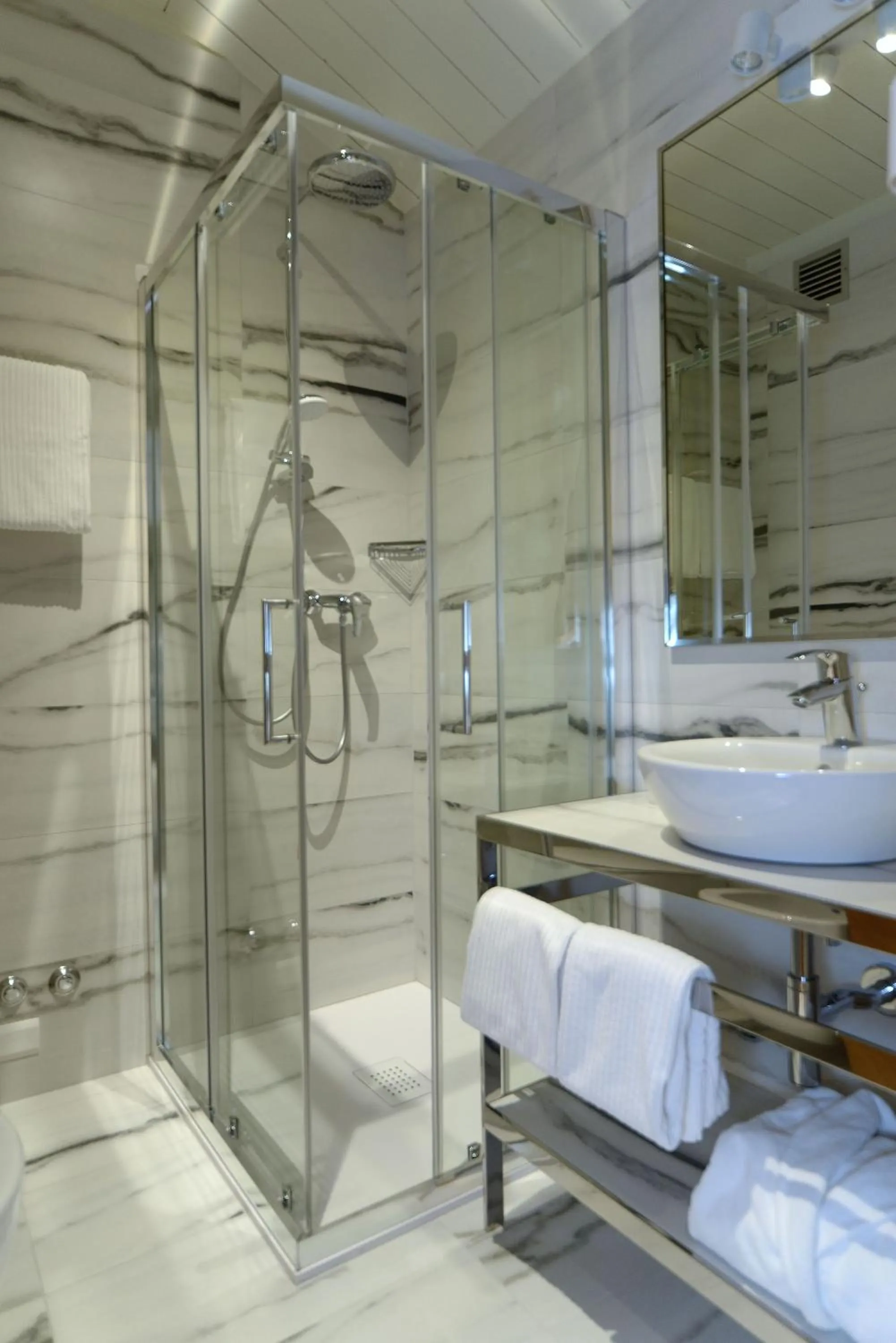 Shower in Hotel Canon d'Oro
