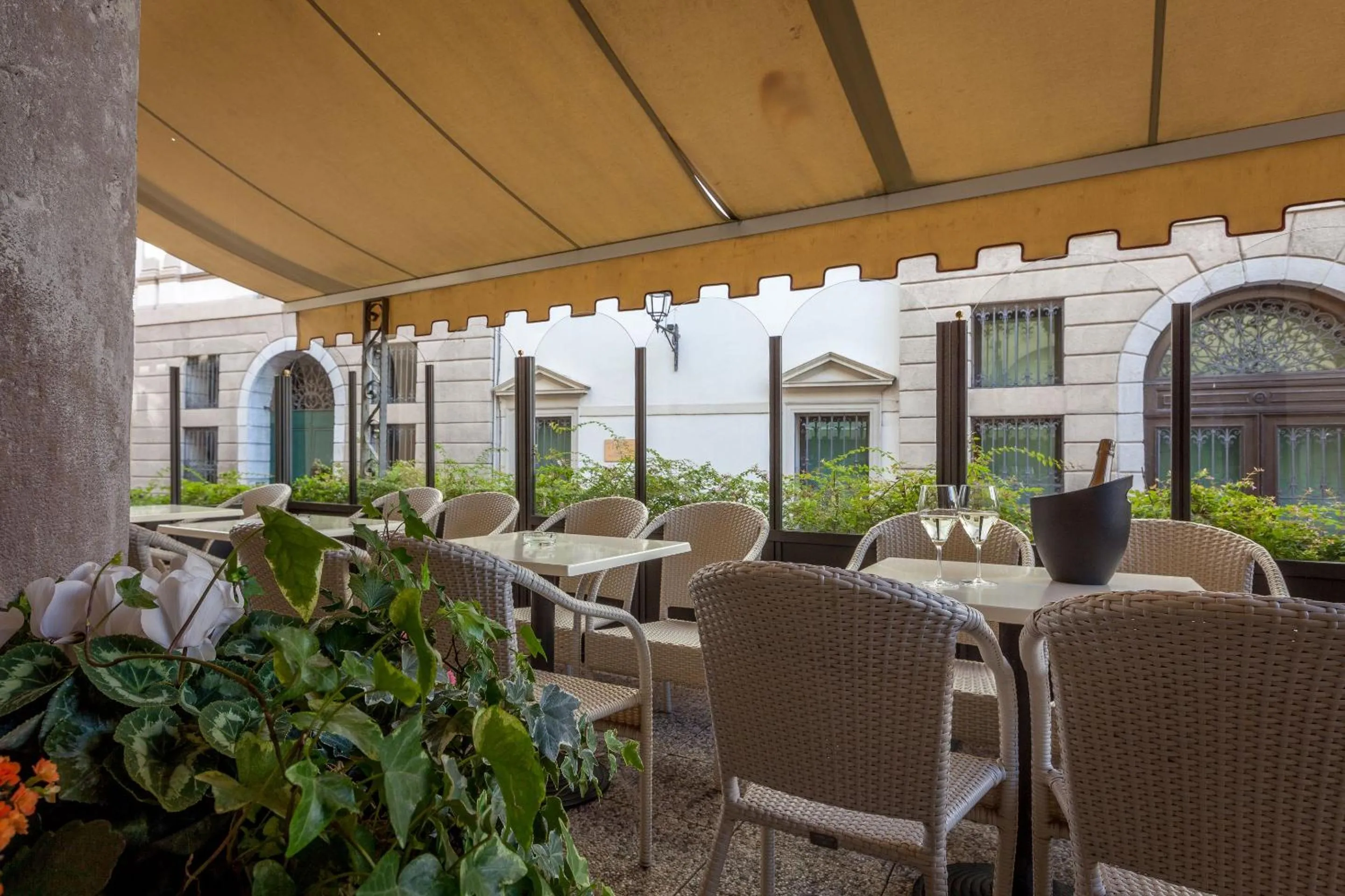 Patio in Hotel Canon d'Oro