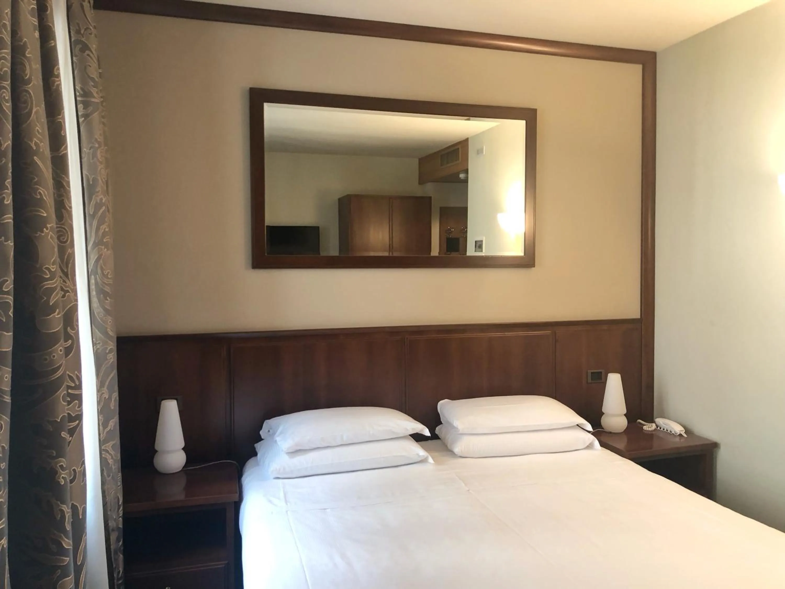 Bedroom, Bed in Hotel Canon d'Oro