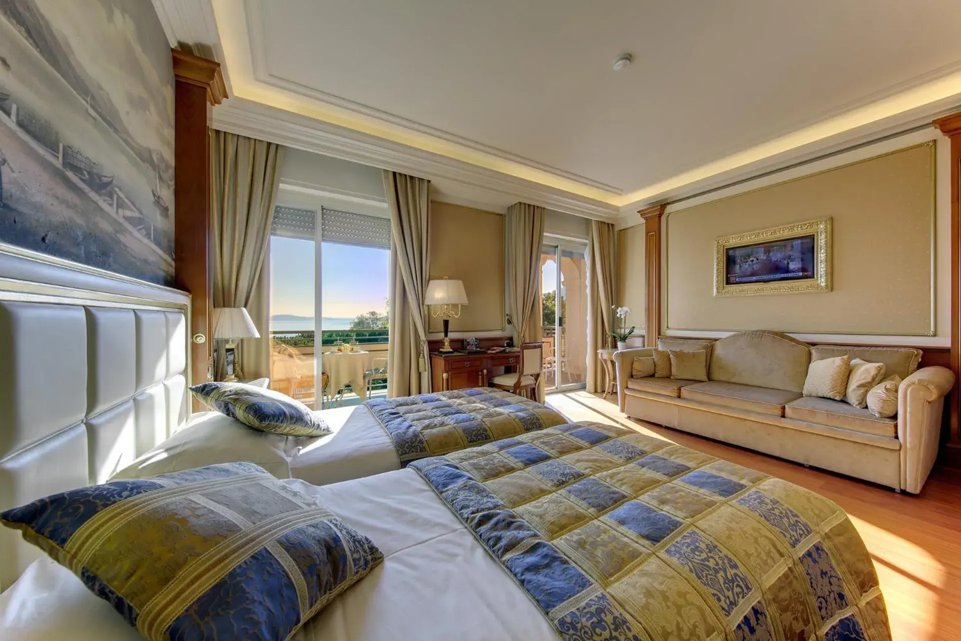 Triple Room with Partial Lake View in Hotel Splendid Triple Room with Partial Lake View in Hotel Splendid